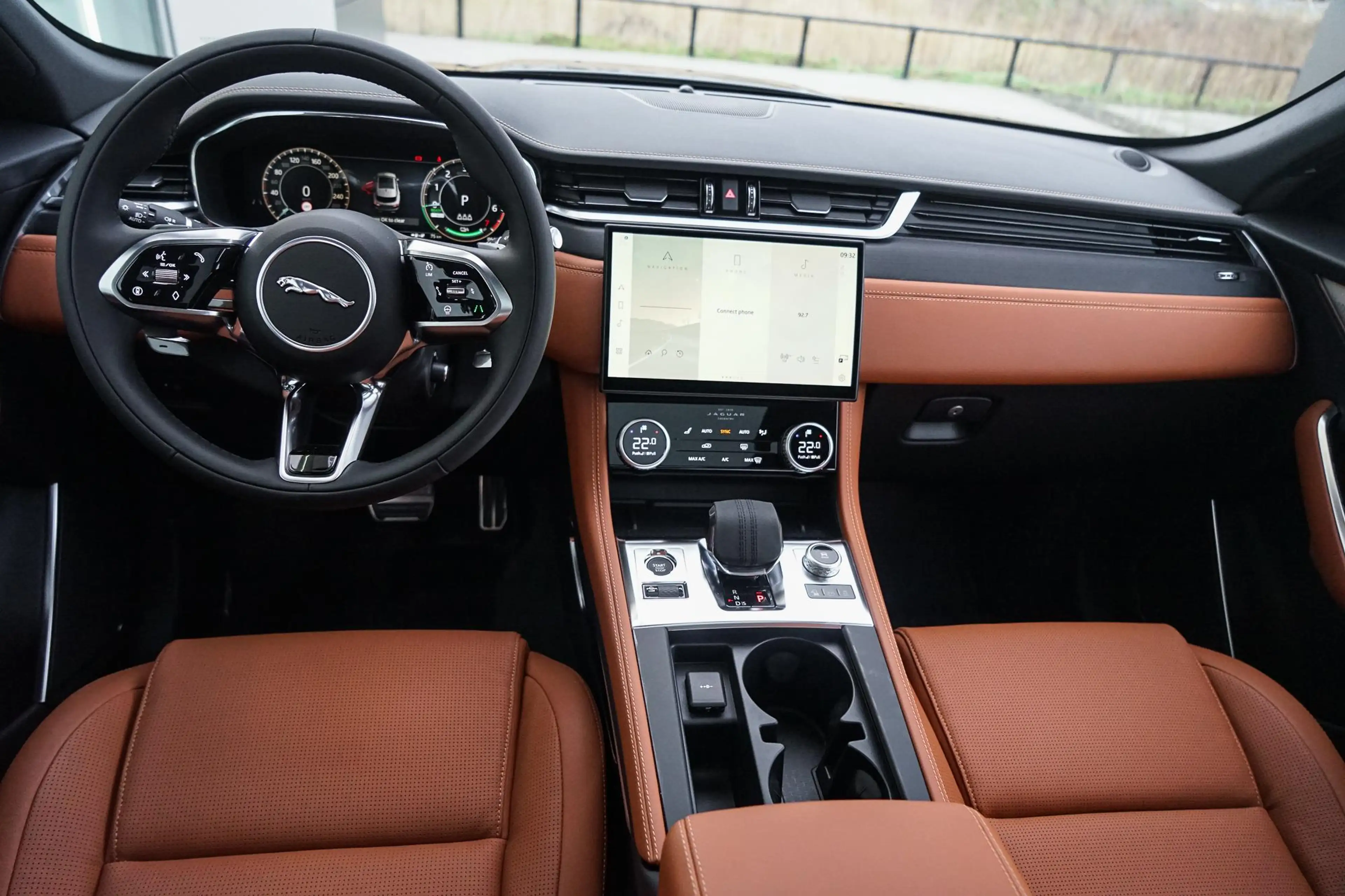 Jaguar F-Pace P400e R-Dynamic SE | Meridian Audio | Panoramisch — photo 3