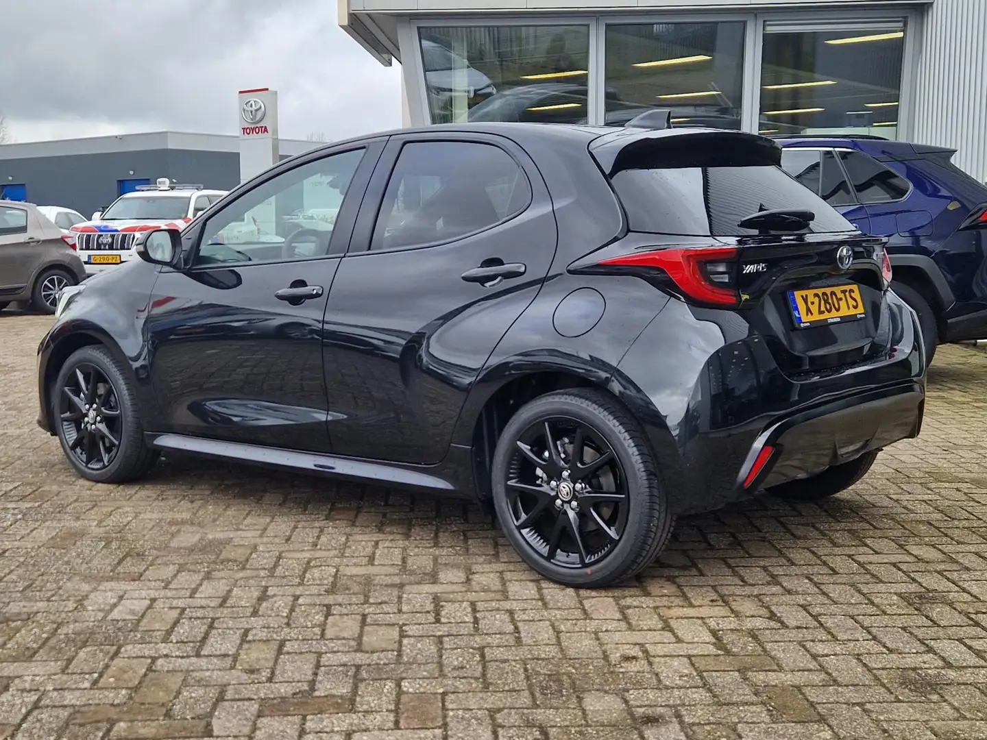 Toyota Yaris 1.5 Hybrid Executive Schwarz - 2