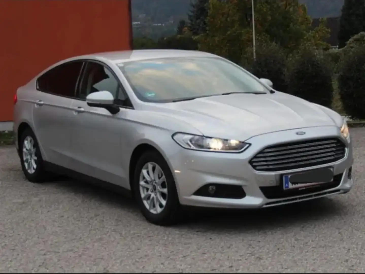 Ford Mondeo Trend 1,6 TDCi Grau - 1