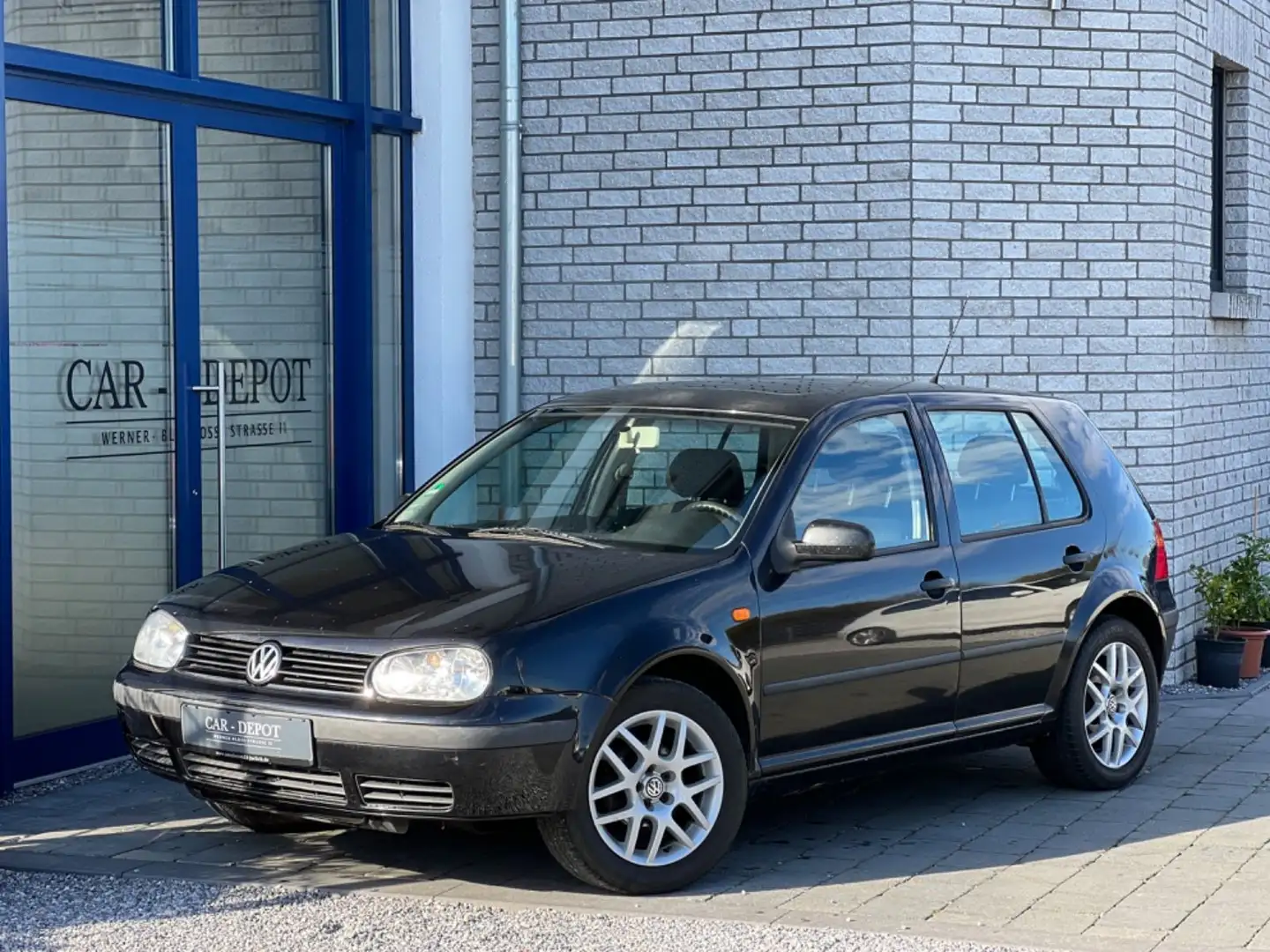 Volkswagen Golf 1,6 SR* AUTOMATIK * S-DACH * USB * TÜV NEU* Noir - 1