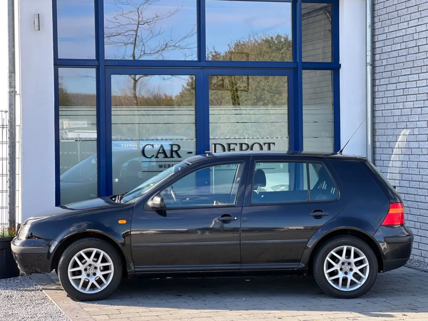 Volkswagen Golf 1,6 SR* AUTOMATIK * S-DACH * USB * TÜV NEU* Noir - 2