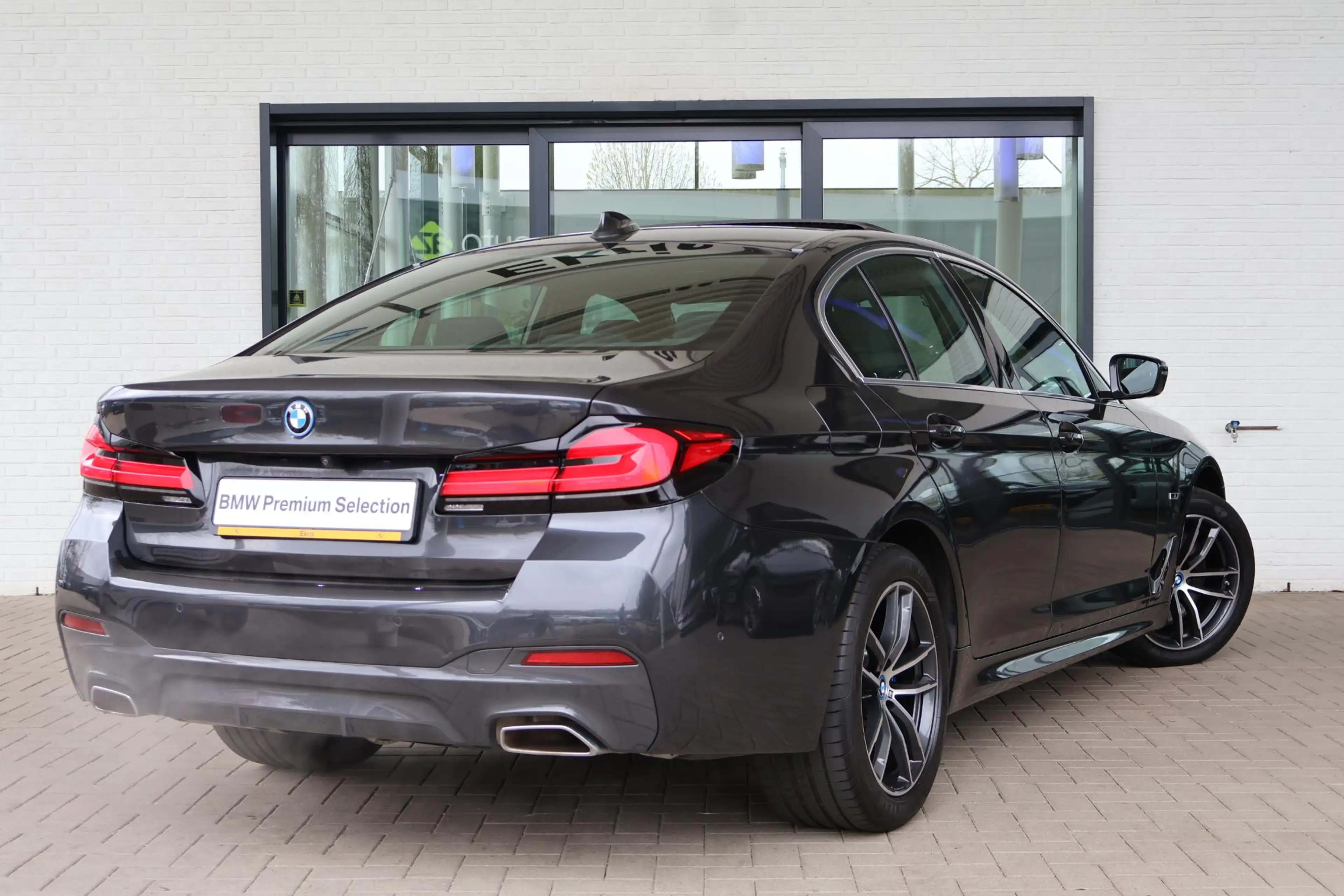 BMW 545 5 Serie 545e xDrive | M Sport | Panorama Dak | Sto — photo 2