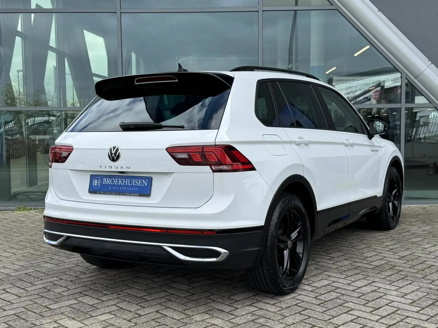 Volkswagen Tiguan 1.5 TSI Urban Sport 150pk Automaat / Camera / IQ L Wit - 2