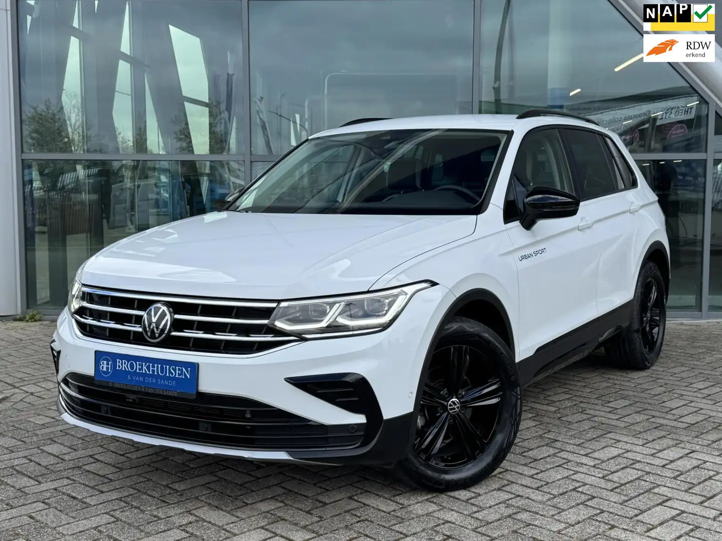 Volkswagen Tiguan 1.5 TSI Urban Sport 150pk Automaat / Camera / IQ L Wit - 1