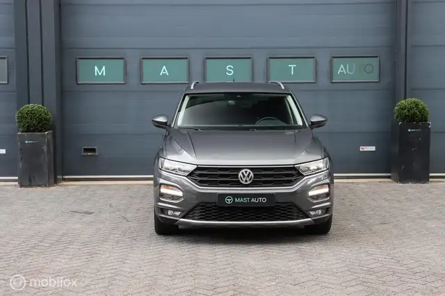 Volkswagen T-Roc view 2