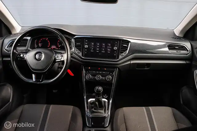 Volkswagen T-Roc view 3