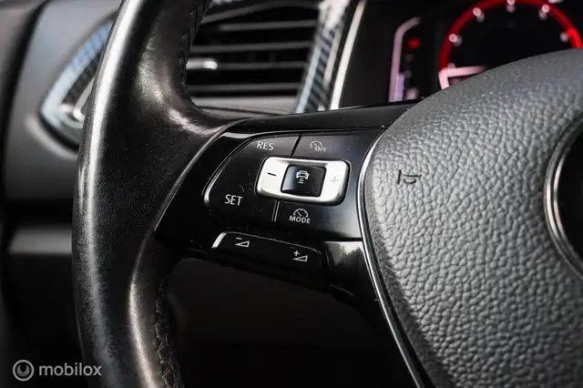 Volkswagen T-Roc view 14