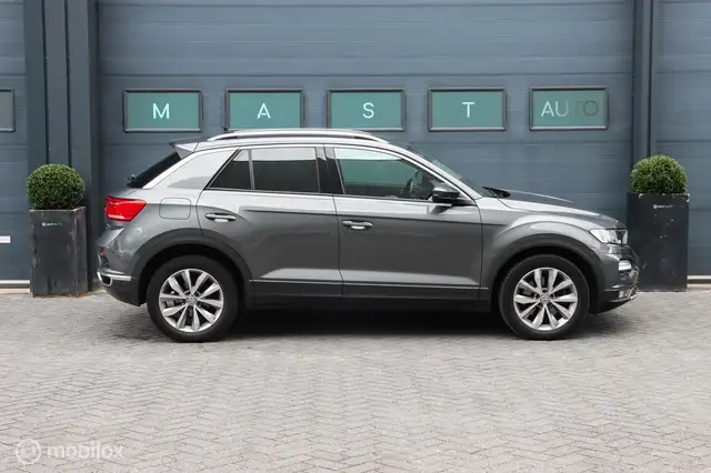 Volkswagen T-Roc view 5