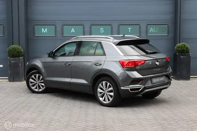 Volkswagen T-Roc view 12
