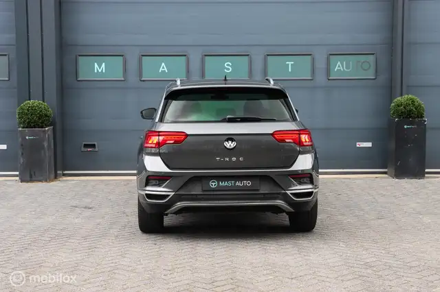 Volkswagen T-Roc view 9