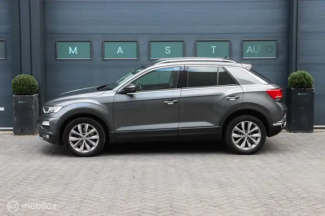 Volkswagen T-Roc view 13