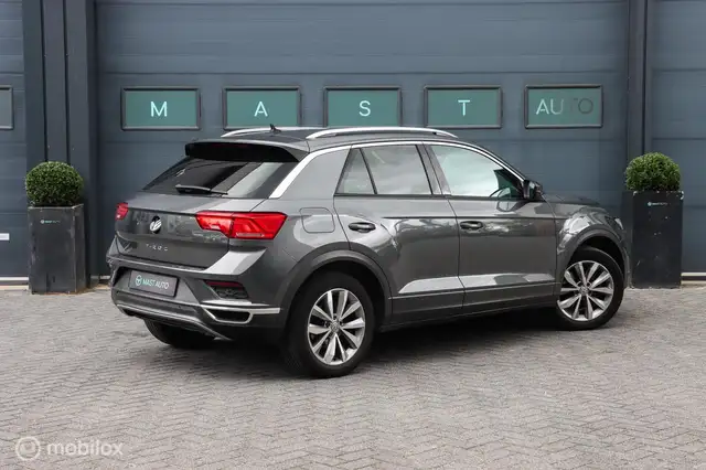 Volkswagen T-Roc view 8