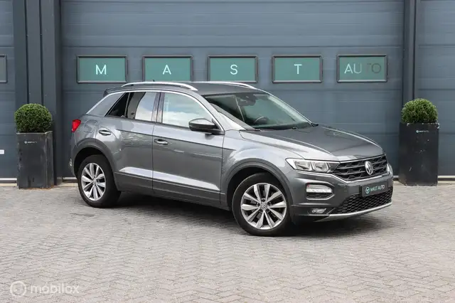 Volkswagen T-Roc view 4