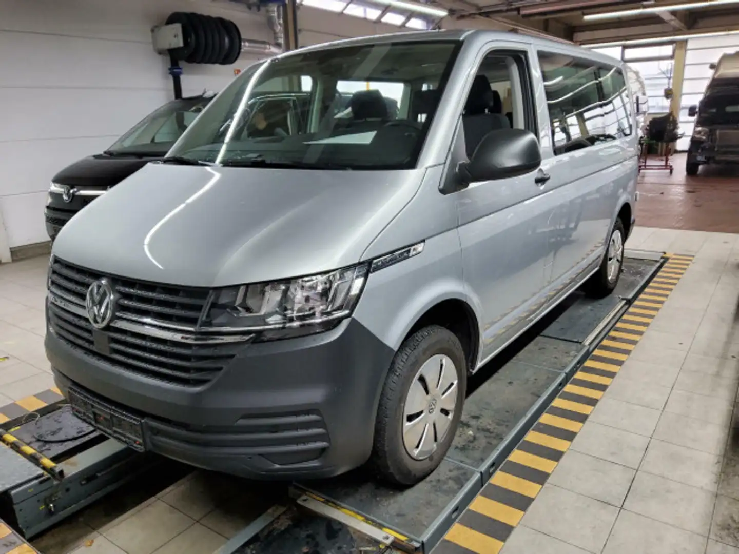 Volkswagen T6.1 Caravelle Trendline 2.0 TDI 8-SITZE PDC SHZ Silber - 2