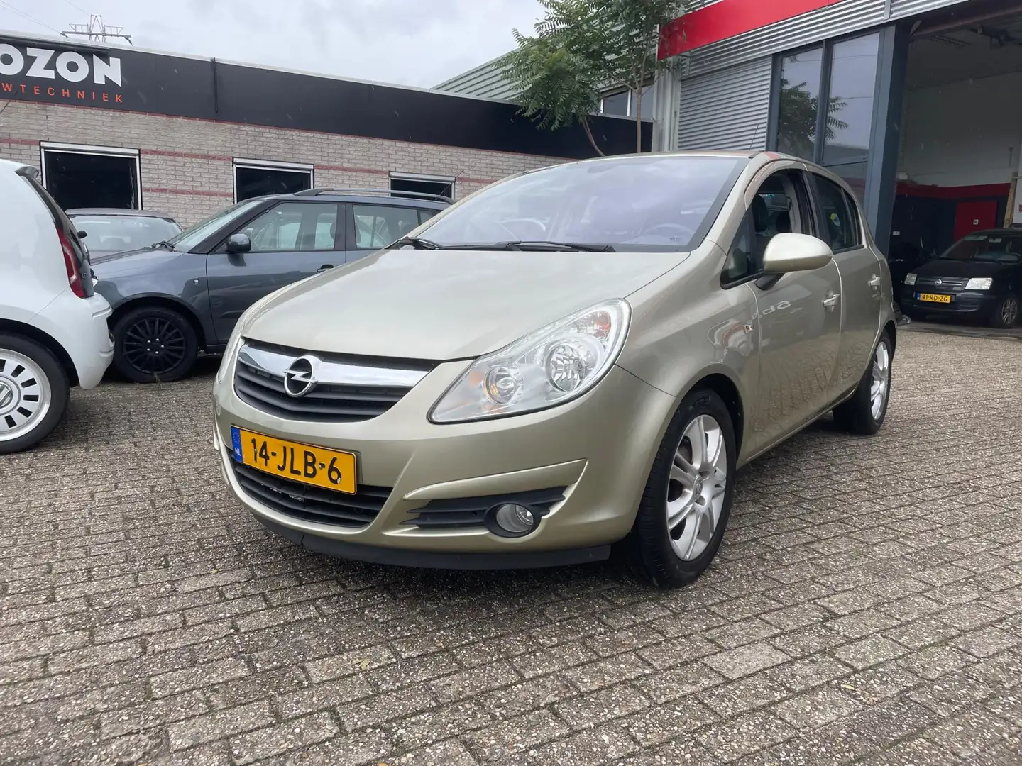 Opel Corsa 1.4-16V Cosmo 125.000 km veel opties Beige - 1