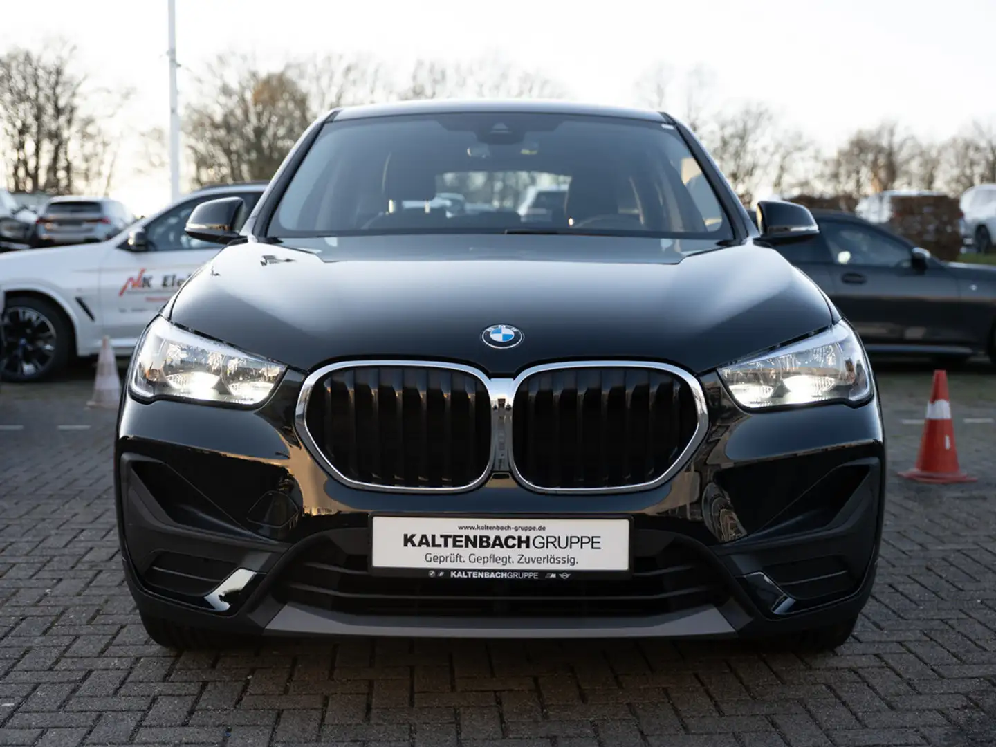 BMW X1 sDrive 18i Advantage AHK NAVI SHZ PDC Schwarz - 2