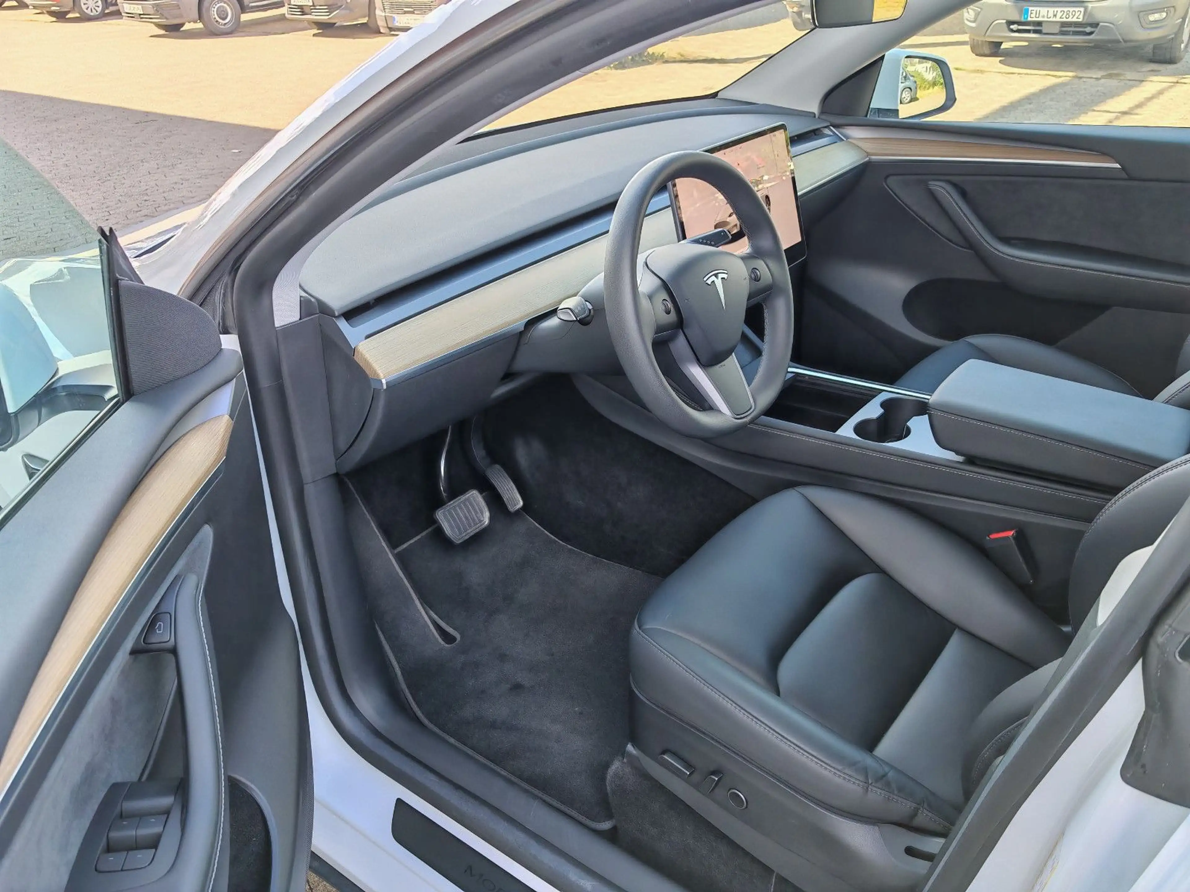 Tesla Model Y SR RWD | AHK | SoH 95% — photo 2