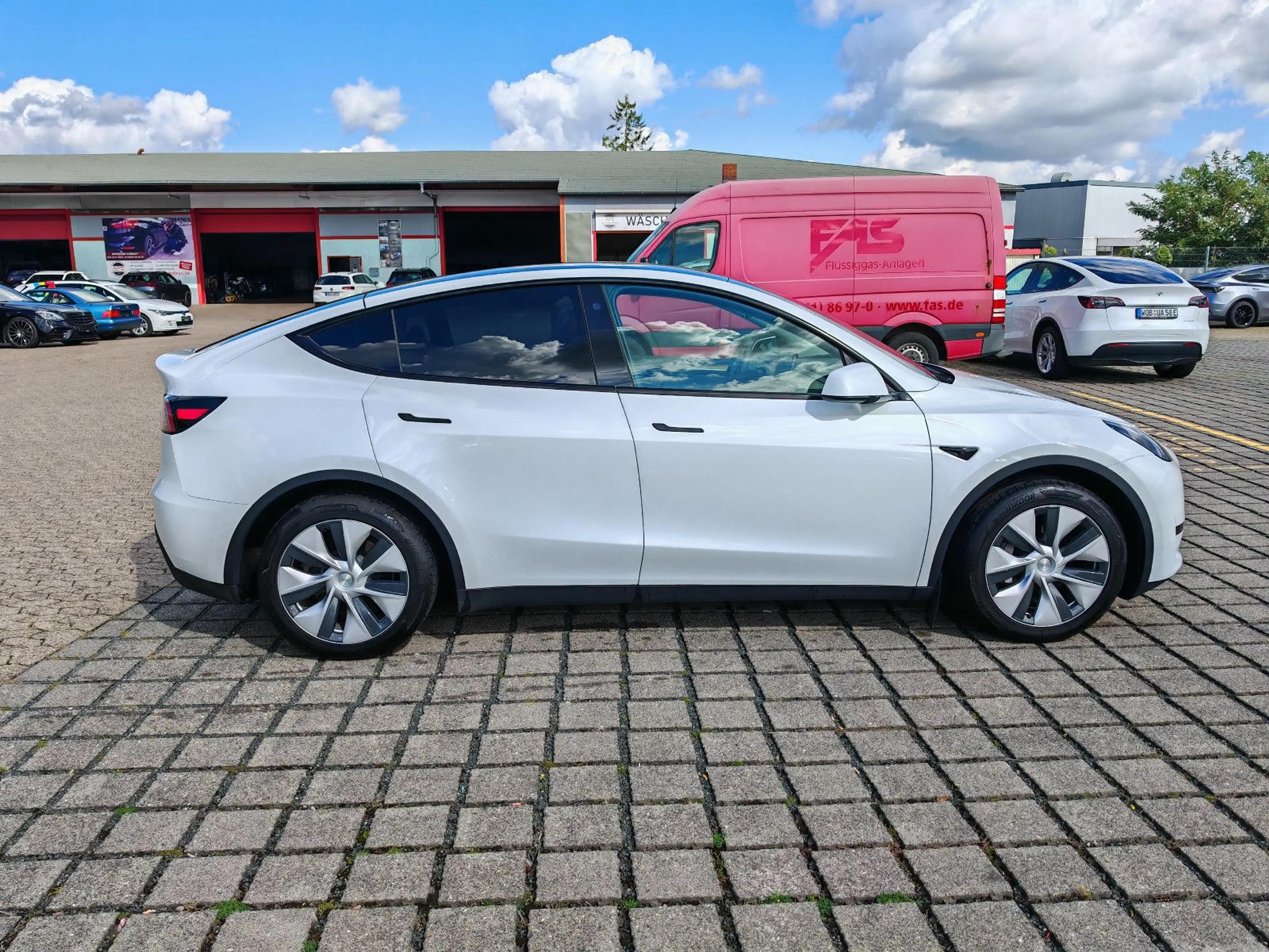 Tesla Model Y SR RWD | AHK | SoH 95% — photo 10