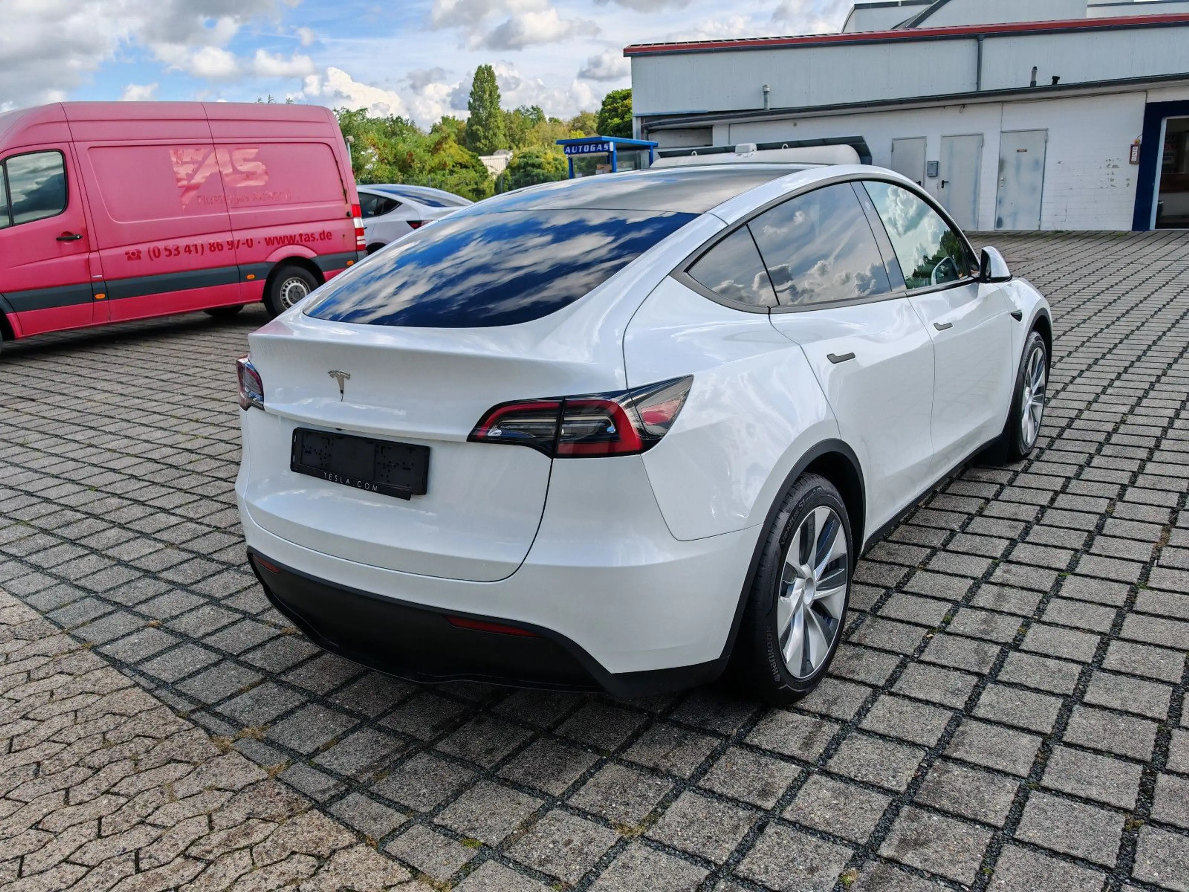 Tesla Model Y SR RWD | AHK | SoH 95% — photo 11