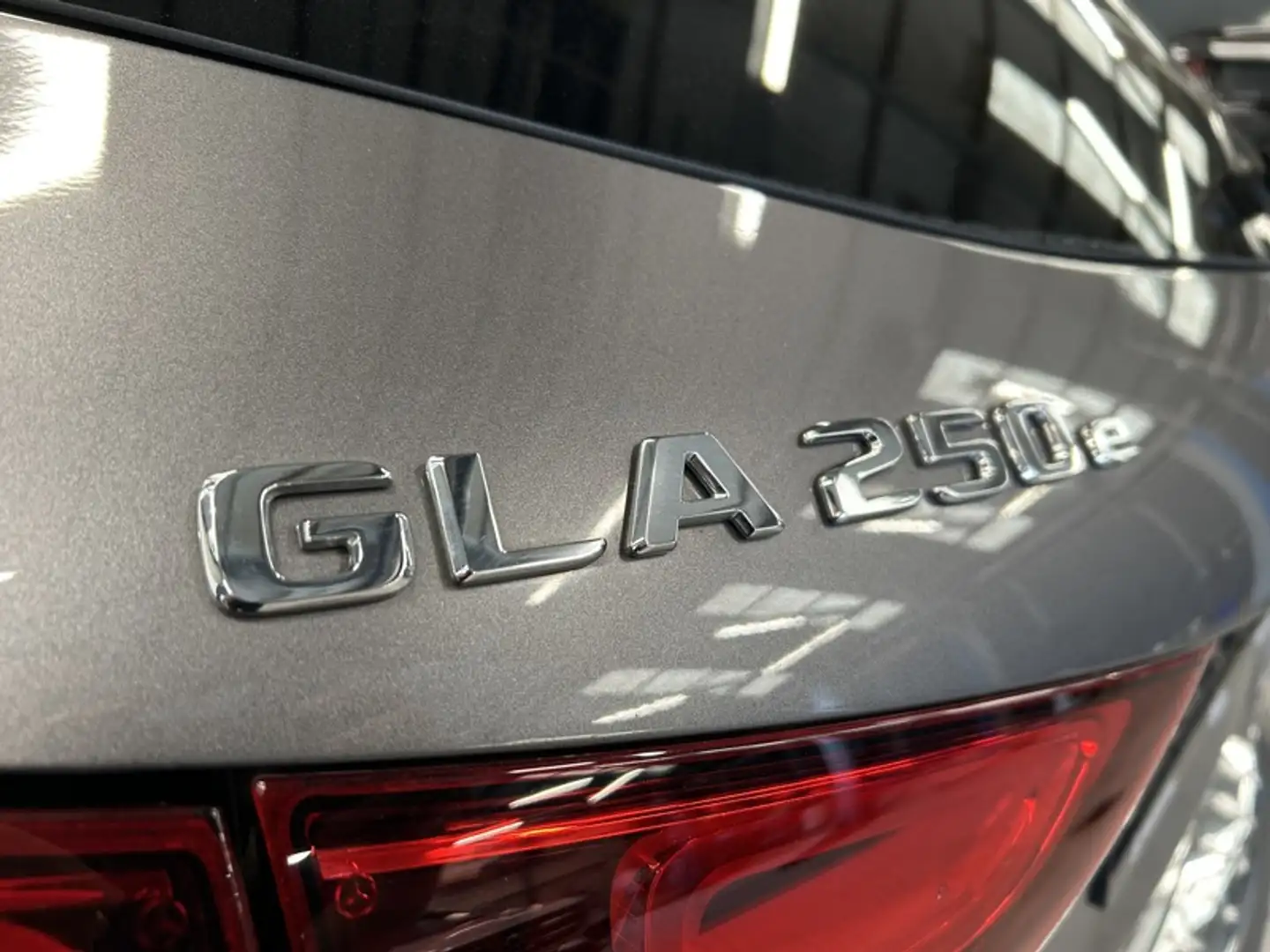 Mercedes-Benz GLA 250 250 e AMG Line Grijs - 2