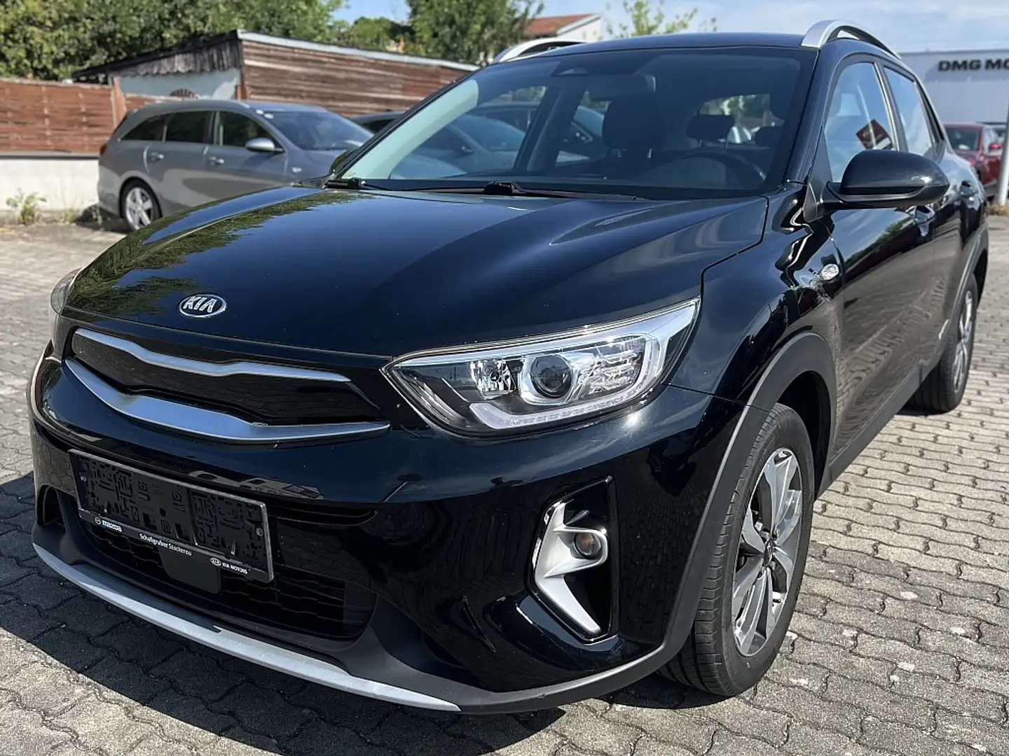 Kia Stonic 1,25 MPI ISG Silber Schwarz - 1