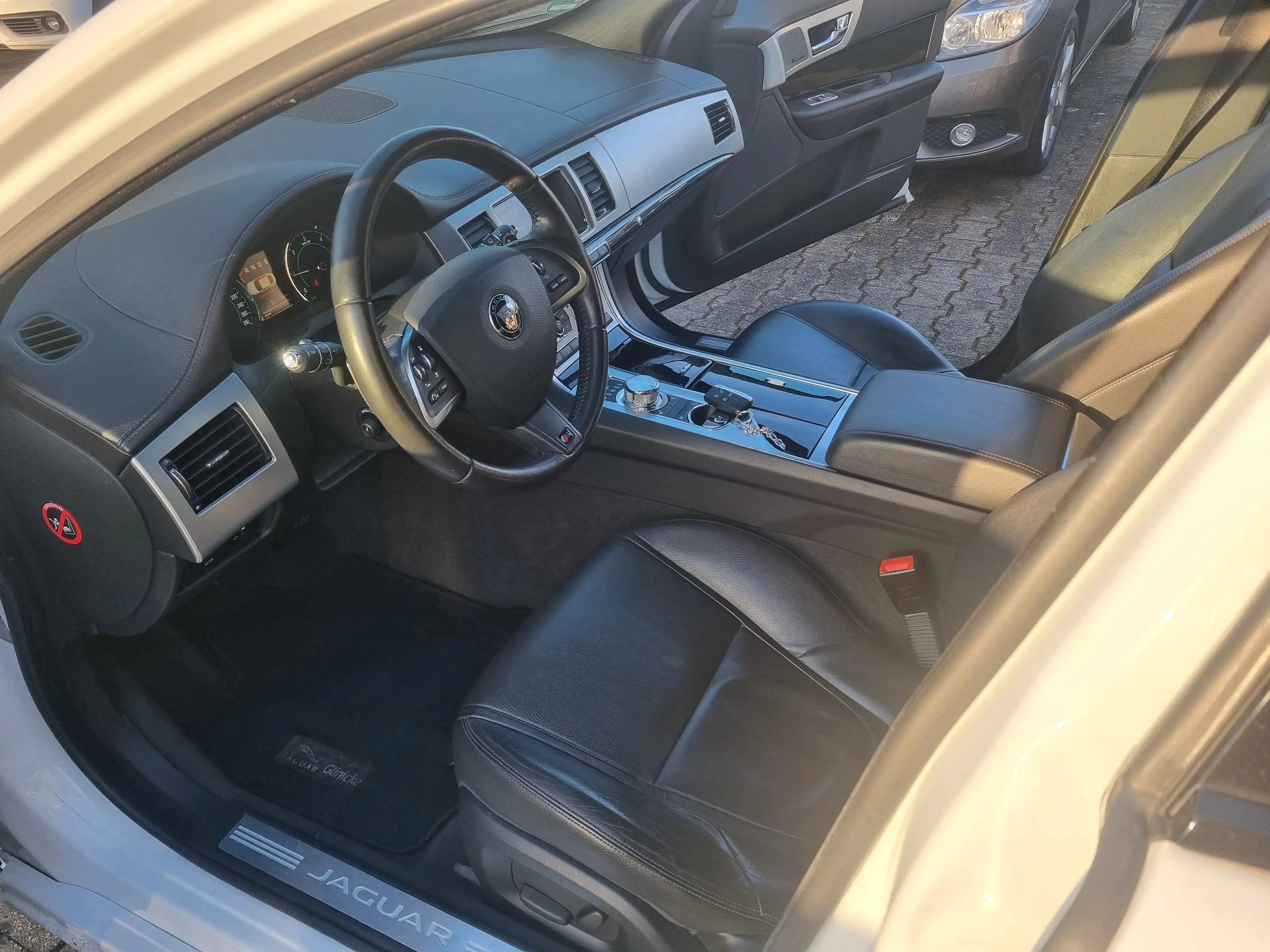Jaguar XF 3.0 V6 Sport*Leder*Navi*Xenon*Sitzh*PDC* — photo 6