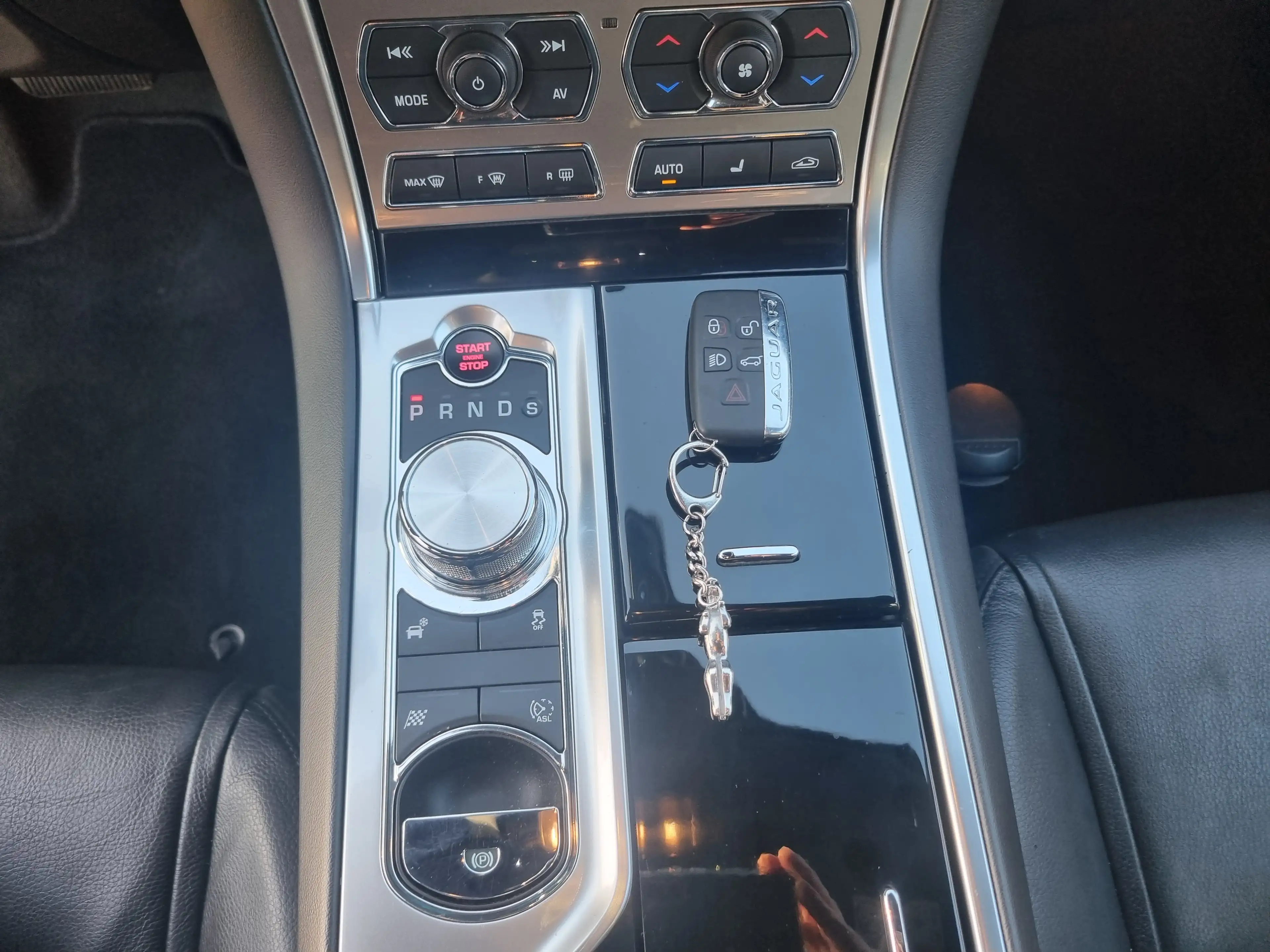 Jaguar XF 3.0 V6 Sport*Leder*Navi*Xenon*Sitzh*PDC* — photo 11