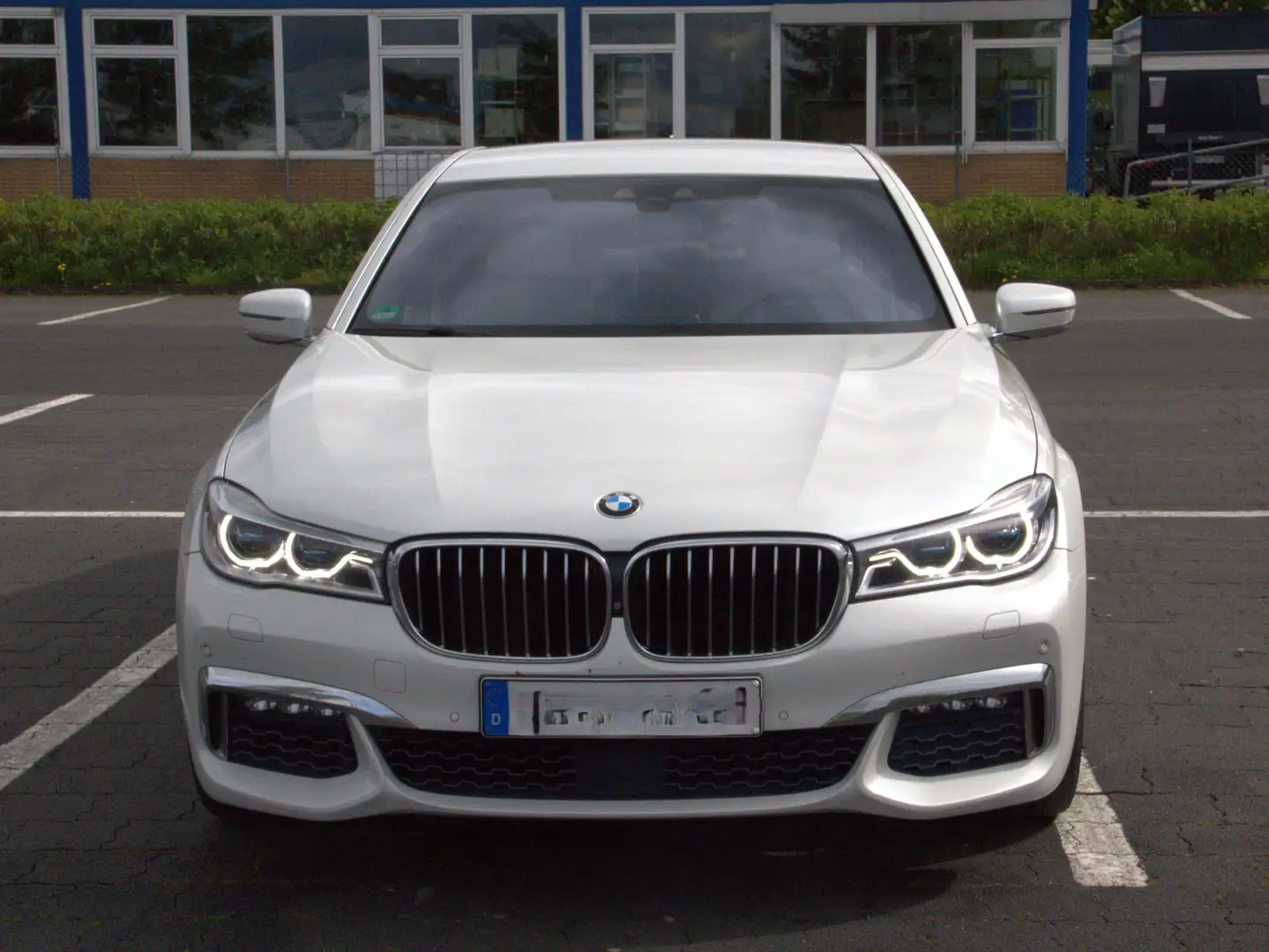 BMW 750 750i xDrive Bílá - 2