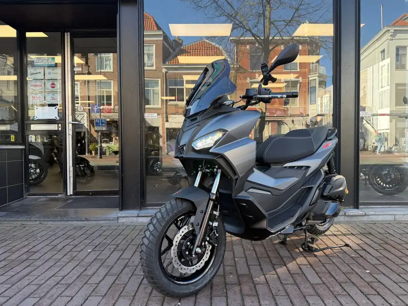 Aprilia SR GT 200 - foto 2