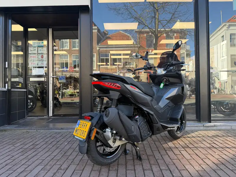 Aprilia SR GT 200 - foto 5