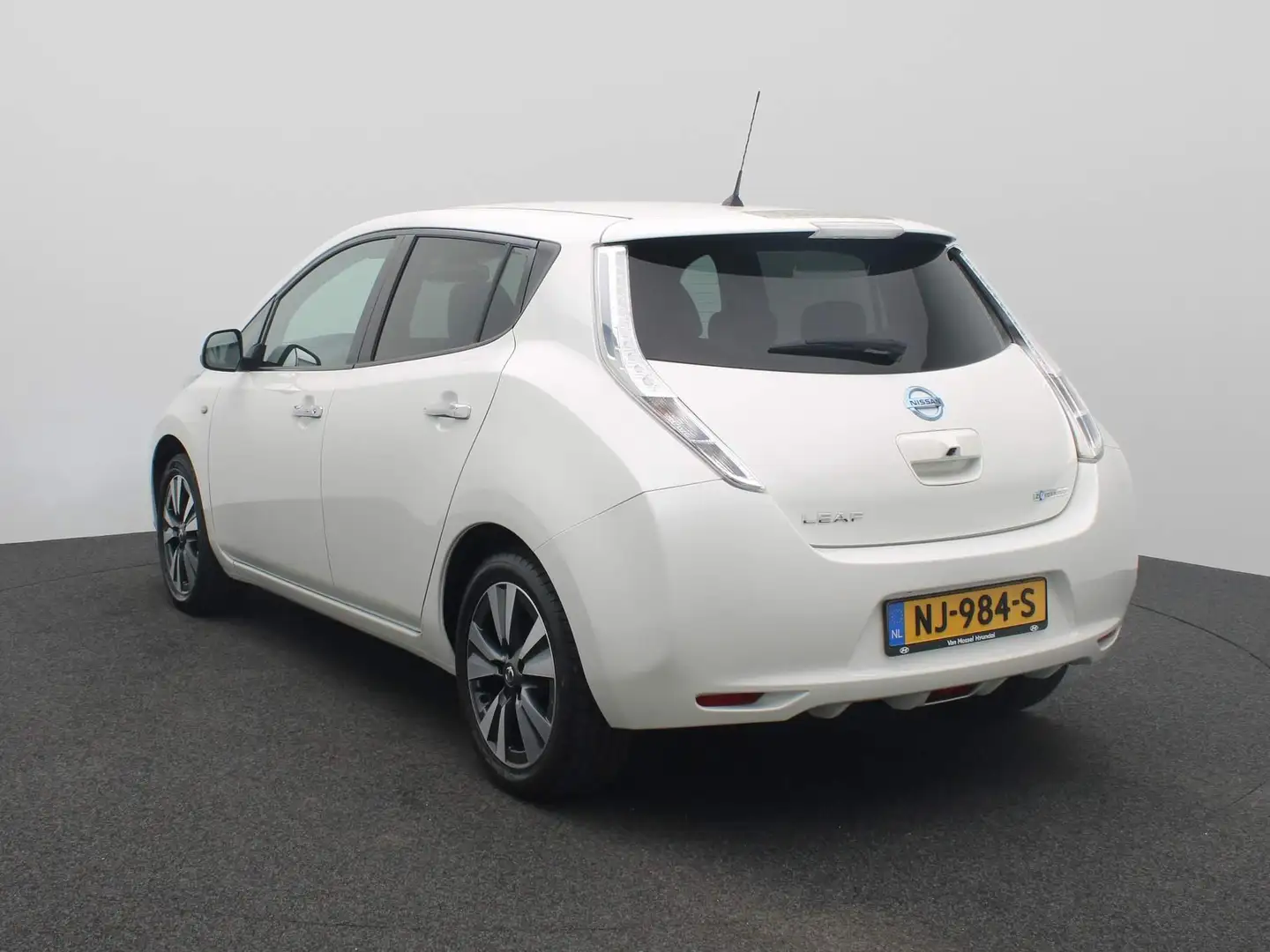 Nissan Leaf Tekna 30 kWh Airco | Navigatie | Achteruitrijcamer White - 2