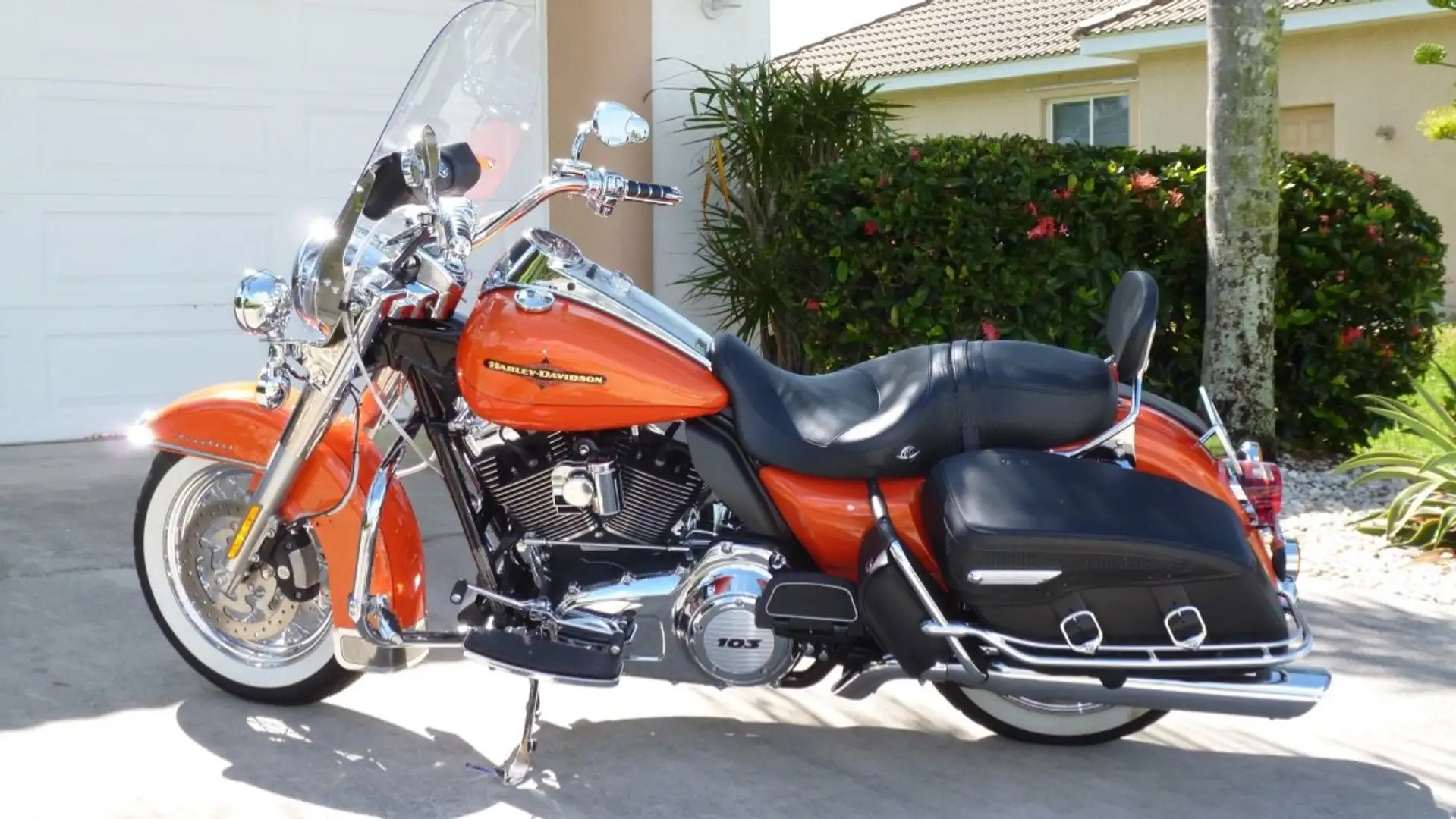 Harley-Davidson Road King FLHRC Road King Classic narančasta - 1