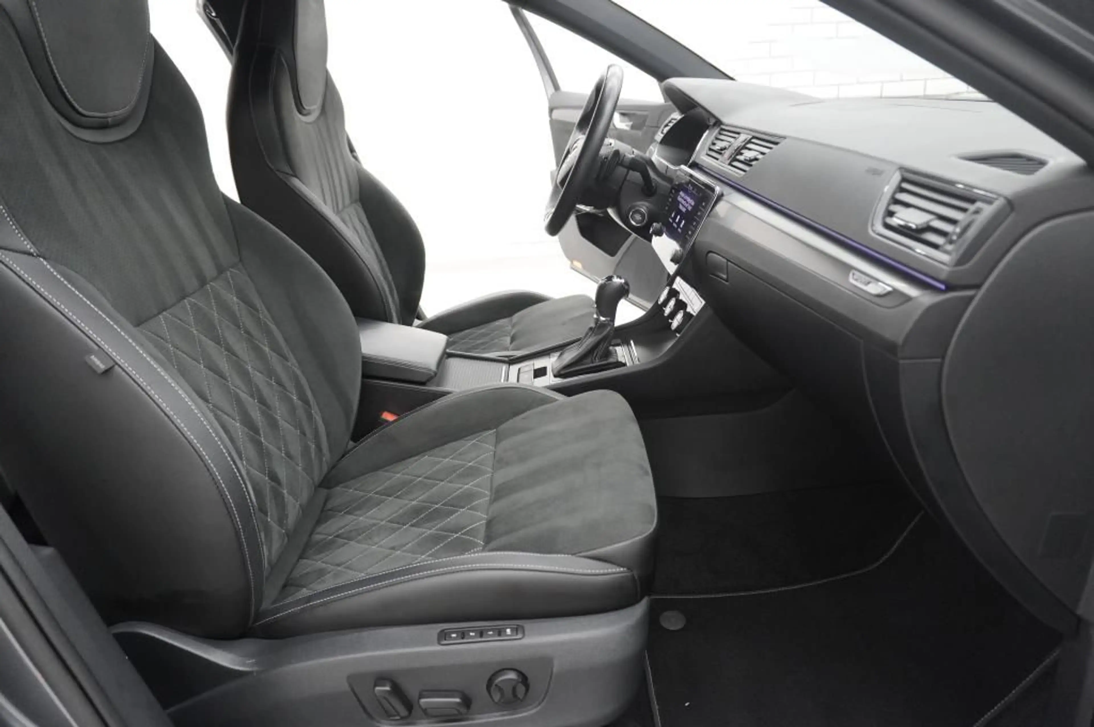 Skoda Superb 2.0 TSI DSG Sportline Navi/Leder/Matrix/K — photo 5