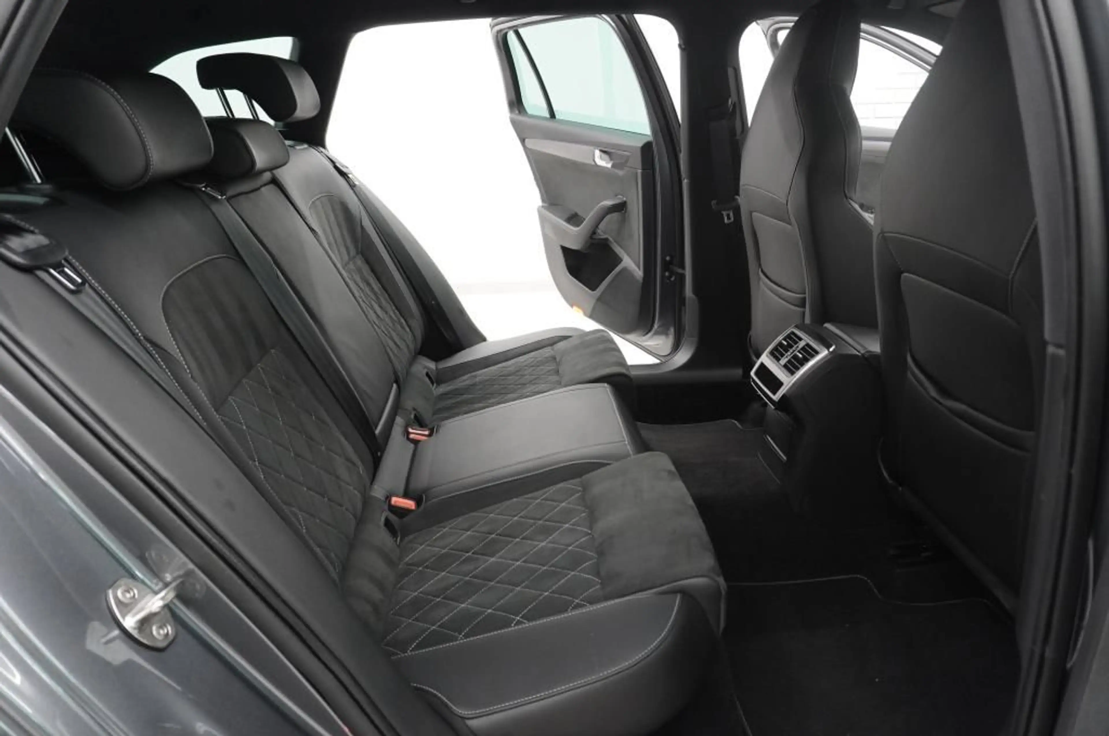 Skoda Superb 2.0 TSI DSG Sportline Navi/Leder/Matrix/K — photo 7