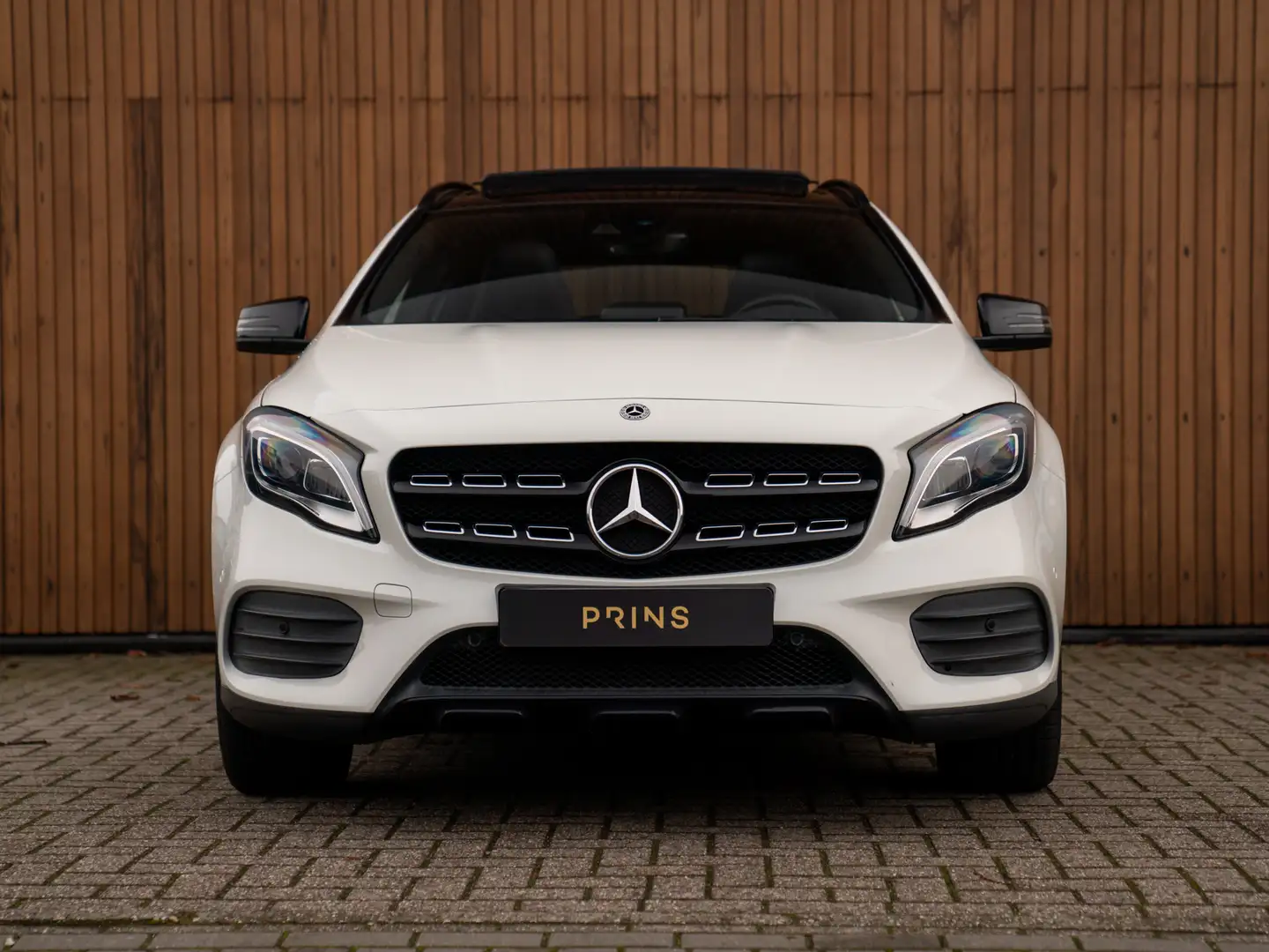 Mercedes-Benz GLA 200 Business | AMG Pakket | Pano-dak | Sportstoelen | Blanc - 2