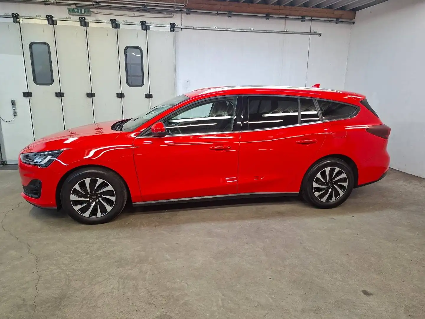 Ford Focus Kombi 1.5 EcoBlue Titanium Aut. ACC, Winter-Paket Rot - 2