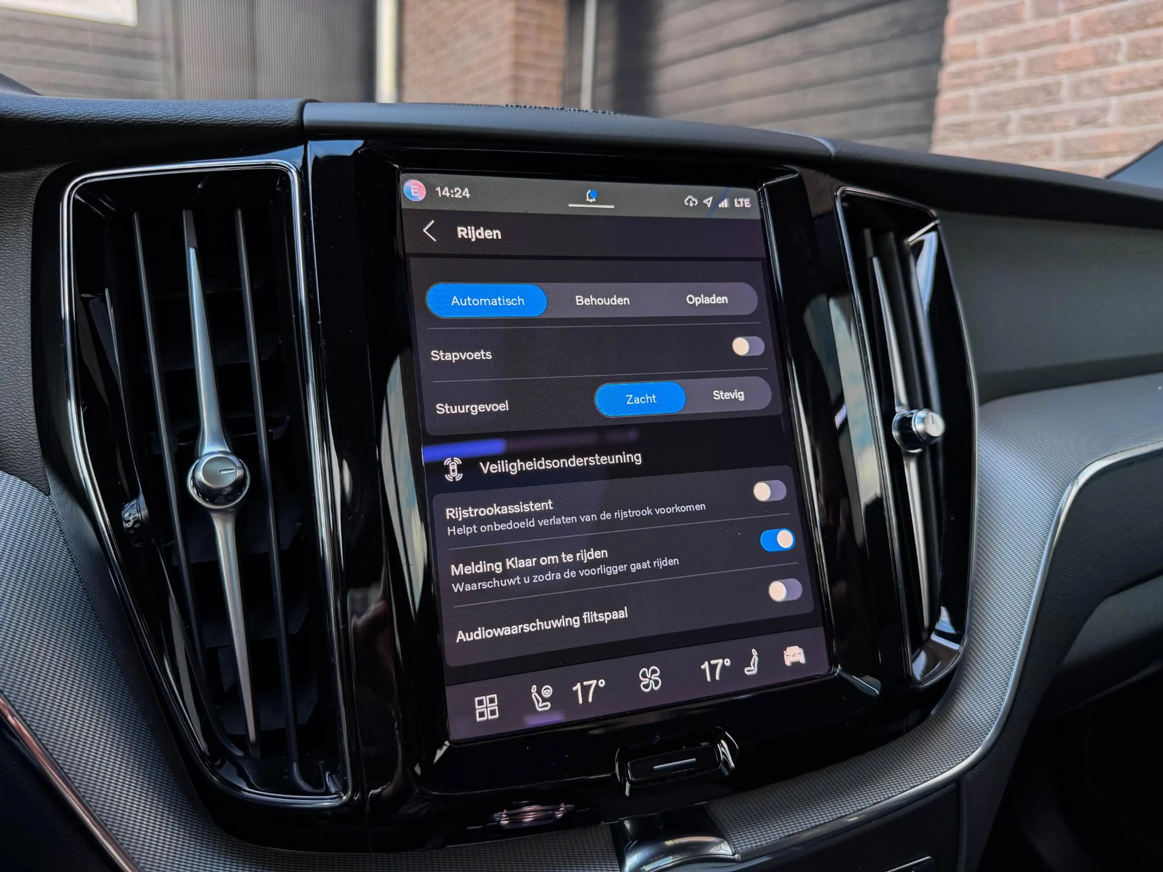 Volvo XC60 2.0 T6 PHEV AWD All Black | Pano | 21"| Trekh. | T — photo 23