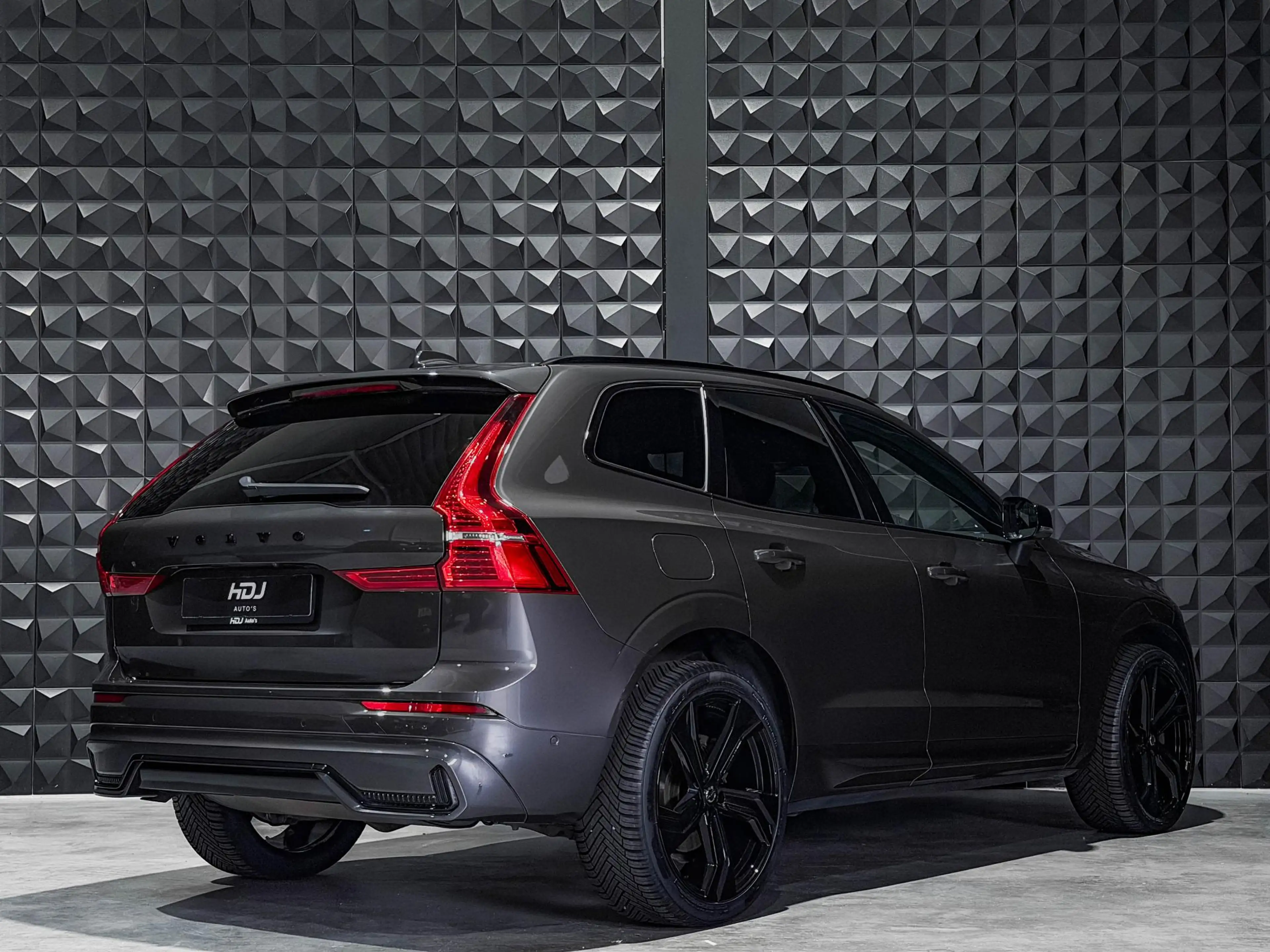 Volvo XC60 2.0 T6 PHEV AWD All Black | Pano | 21"| Trekh. | T — photo 4