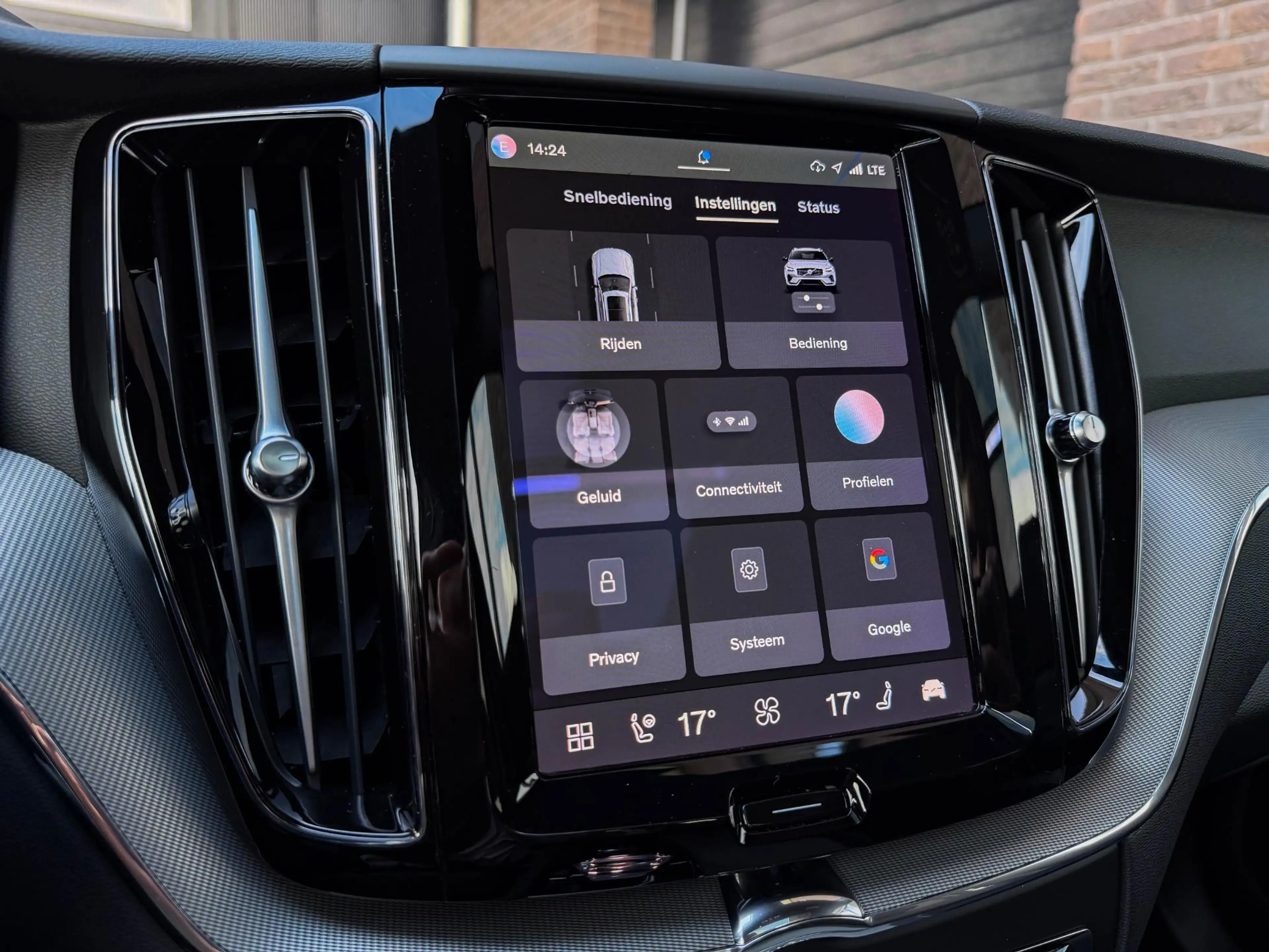 Volvo XC60 2.0 T6 PHEV AWD All Black | Pano | 21"| Trekh. | T — photo 24