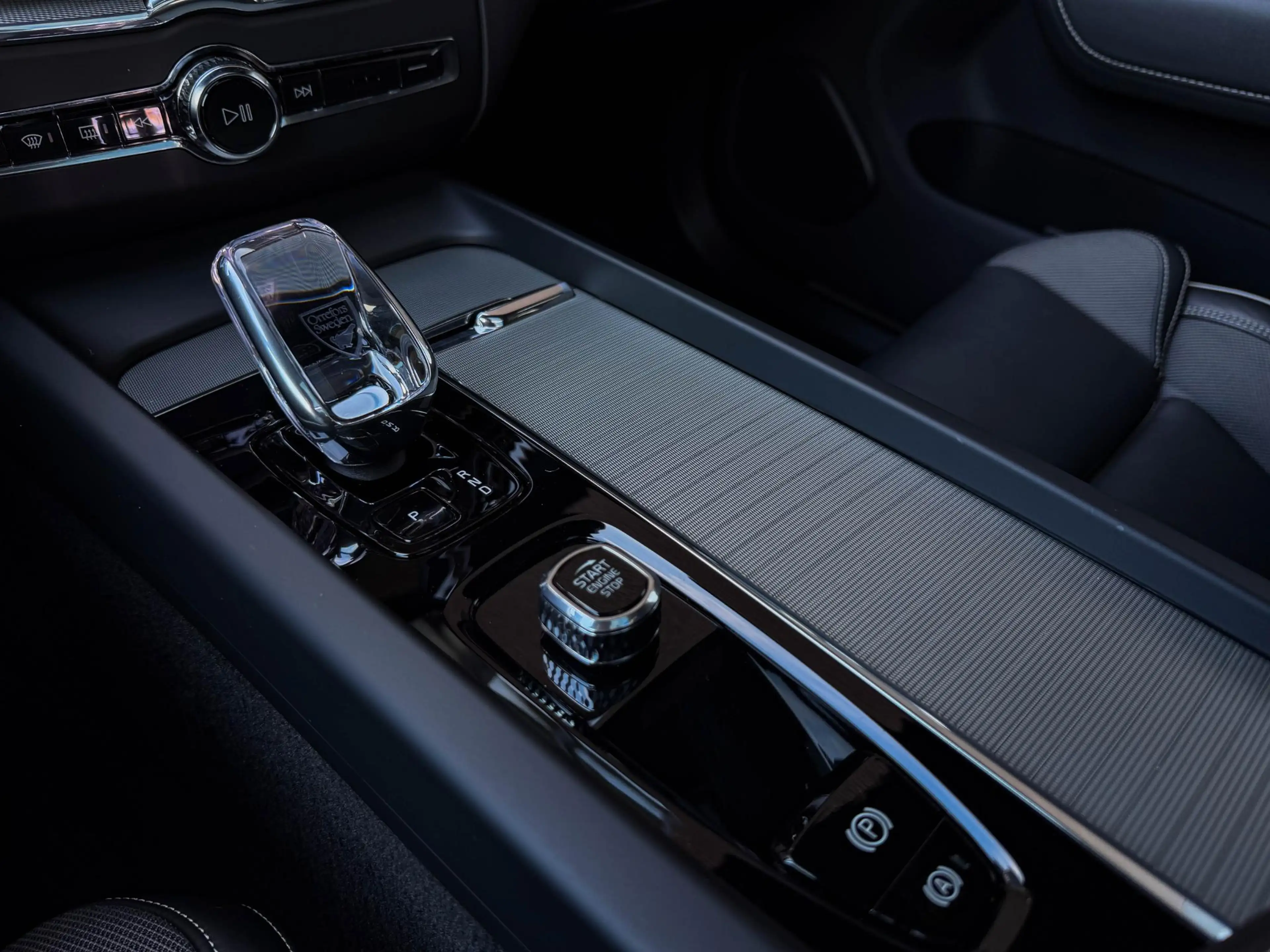 Volvo XC60 2.0 T6 PHEV AWD All Black | Pano | 21"| Trekh. | T — photo 16