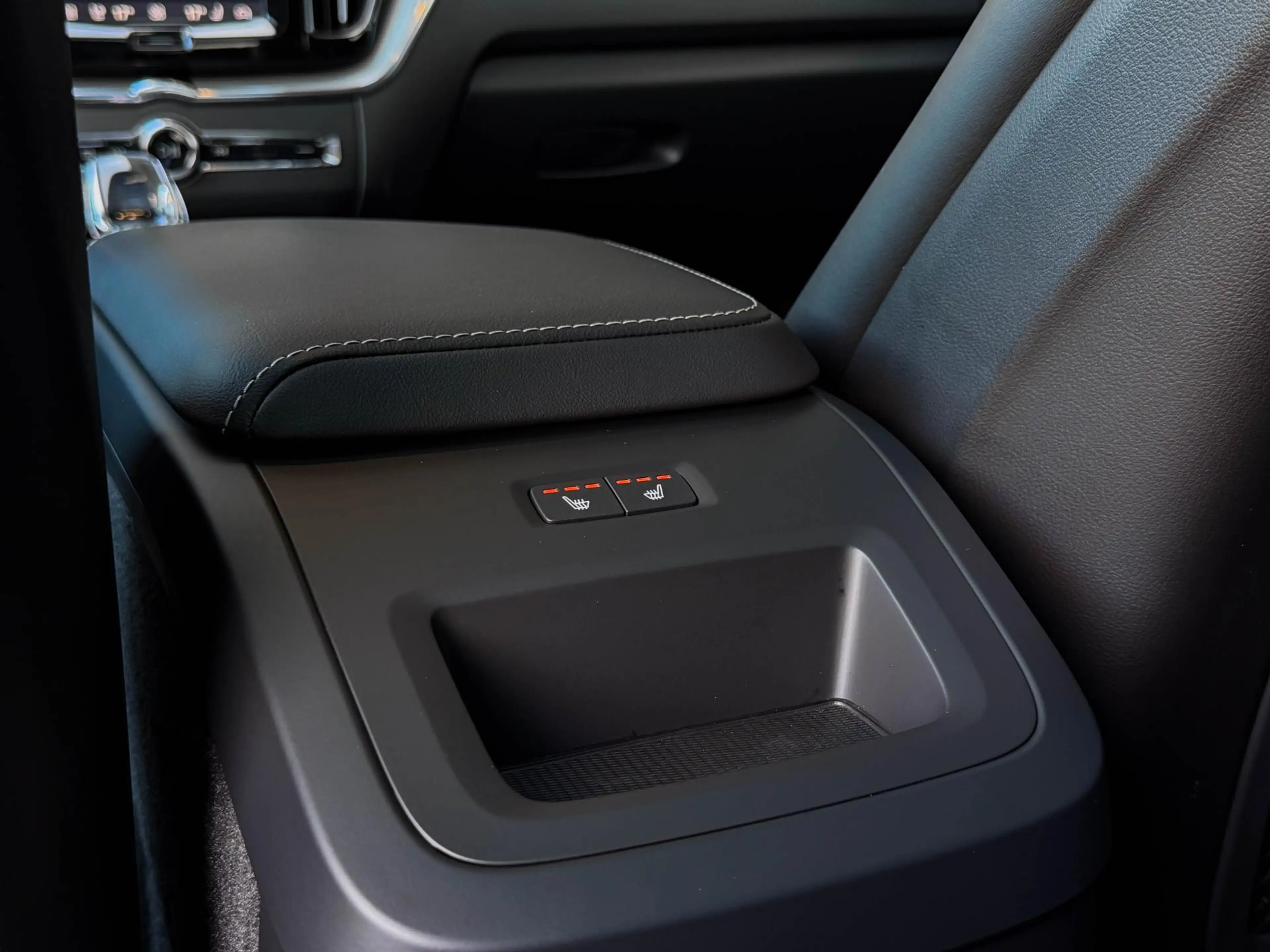 Volvo XC60 2.0 T6 PHEV AWD All Black | Pano | 21"| Trekh. | T — photo 38