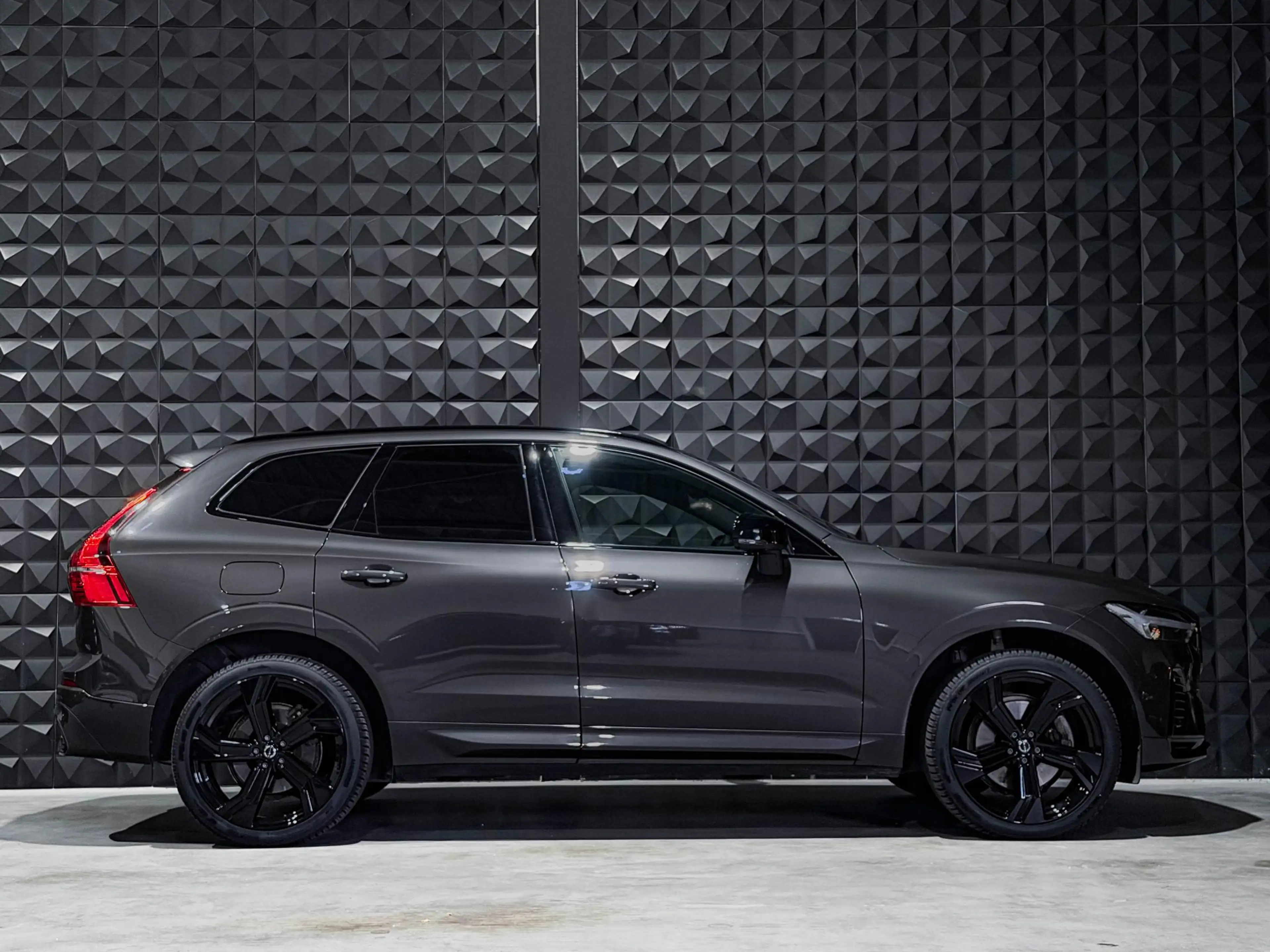 Volvo XC60 2.0 T6 PHEV AWD All Black | Pano | 21"| Trekh. | T — photo 2