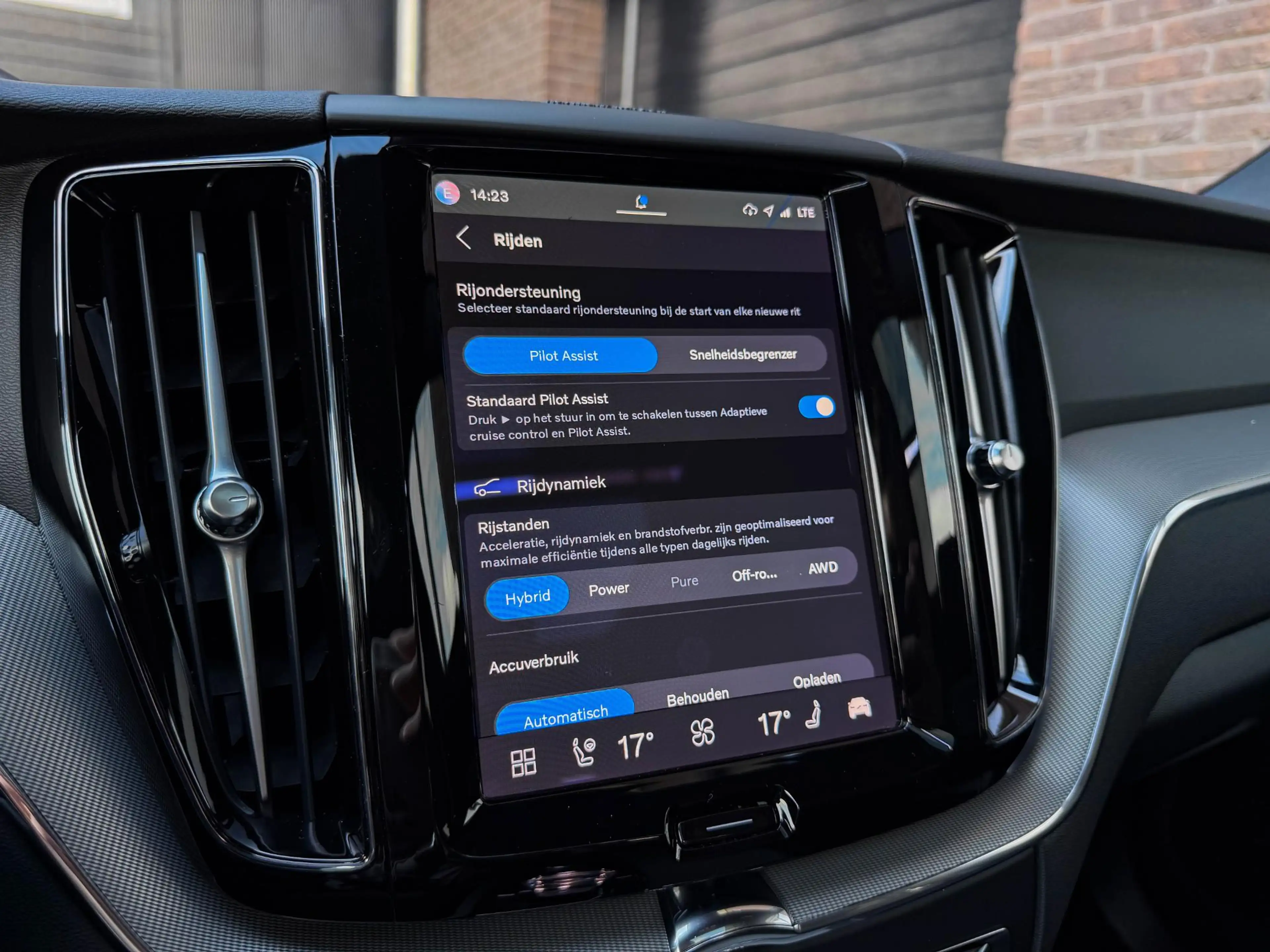 Volvo XC60 2.0 T6 PHEV AWD All Black | Pano | 21"| Trekh. | T — photo 22