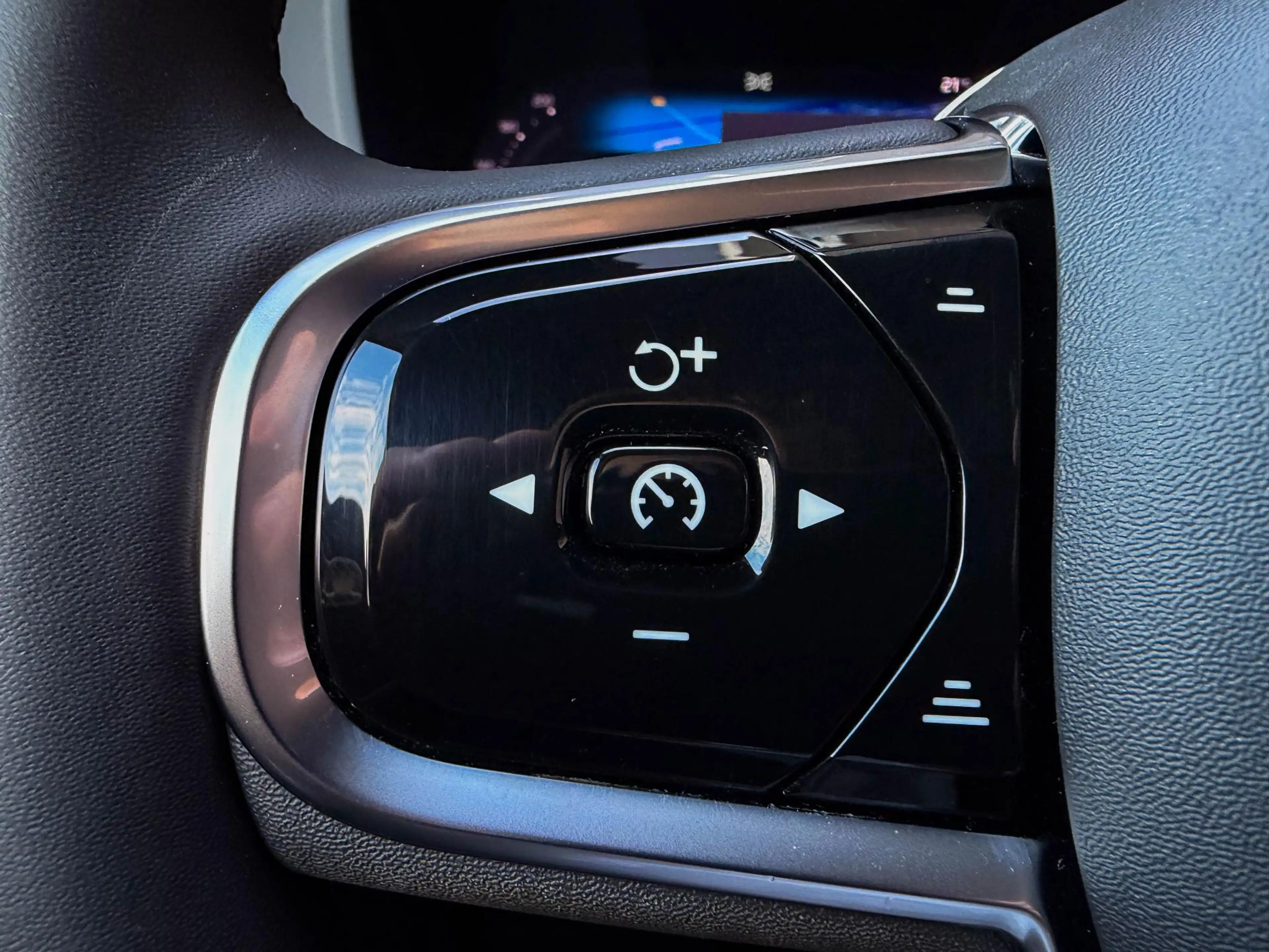 Volvo XC60 2.0 T6 PHEV AWD All Black | Pano | 21"| Trekh. | T — photo 32