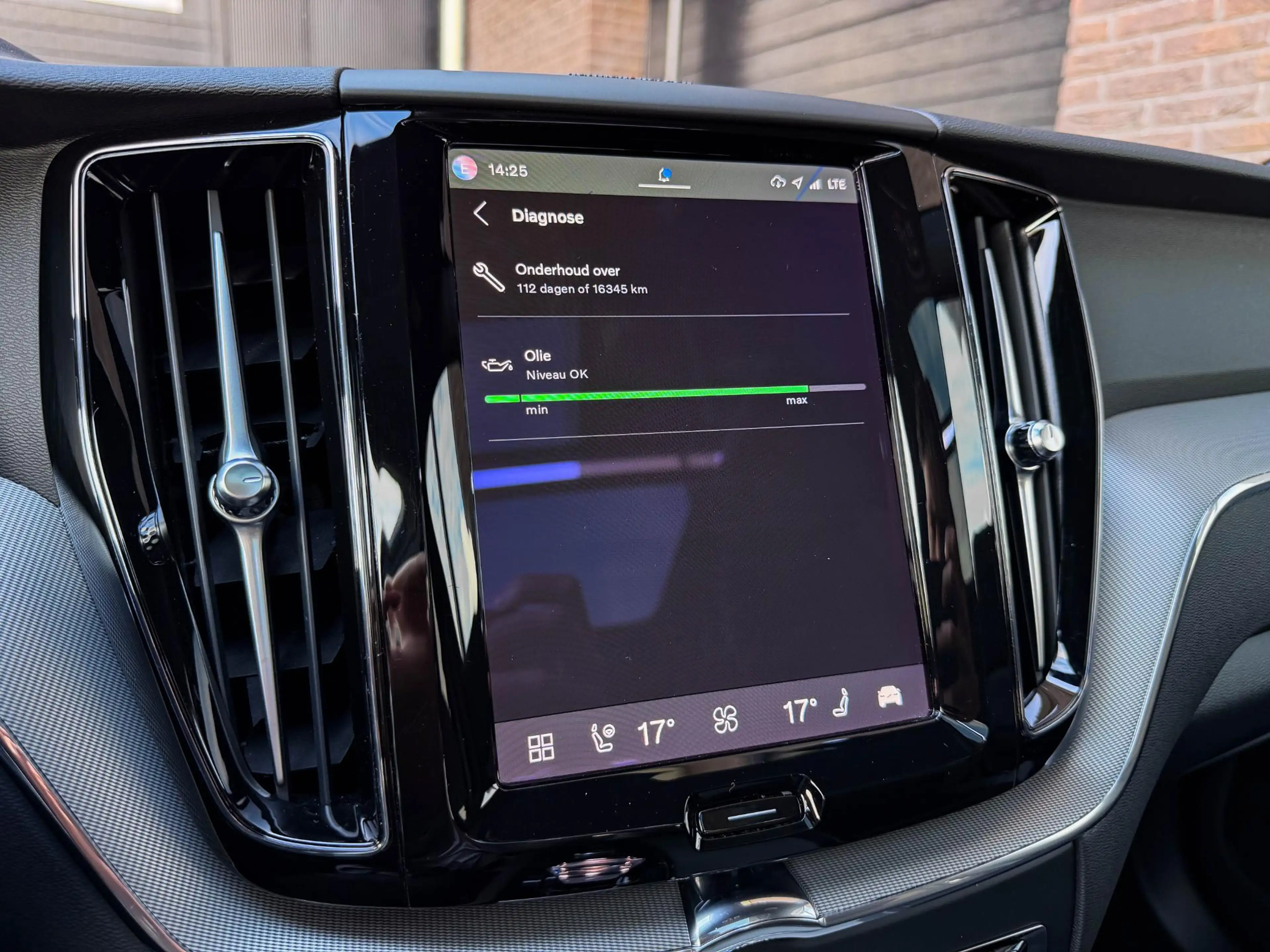 Volvo XC60 2.0 T6 PHEV AWD All Black | Pano | 21"| Trekh. | T — photo 18