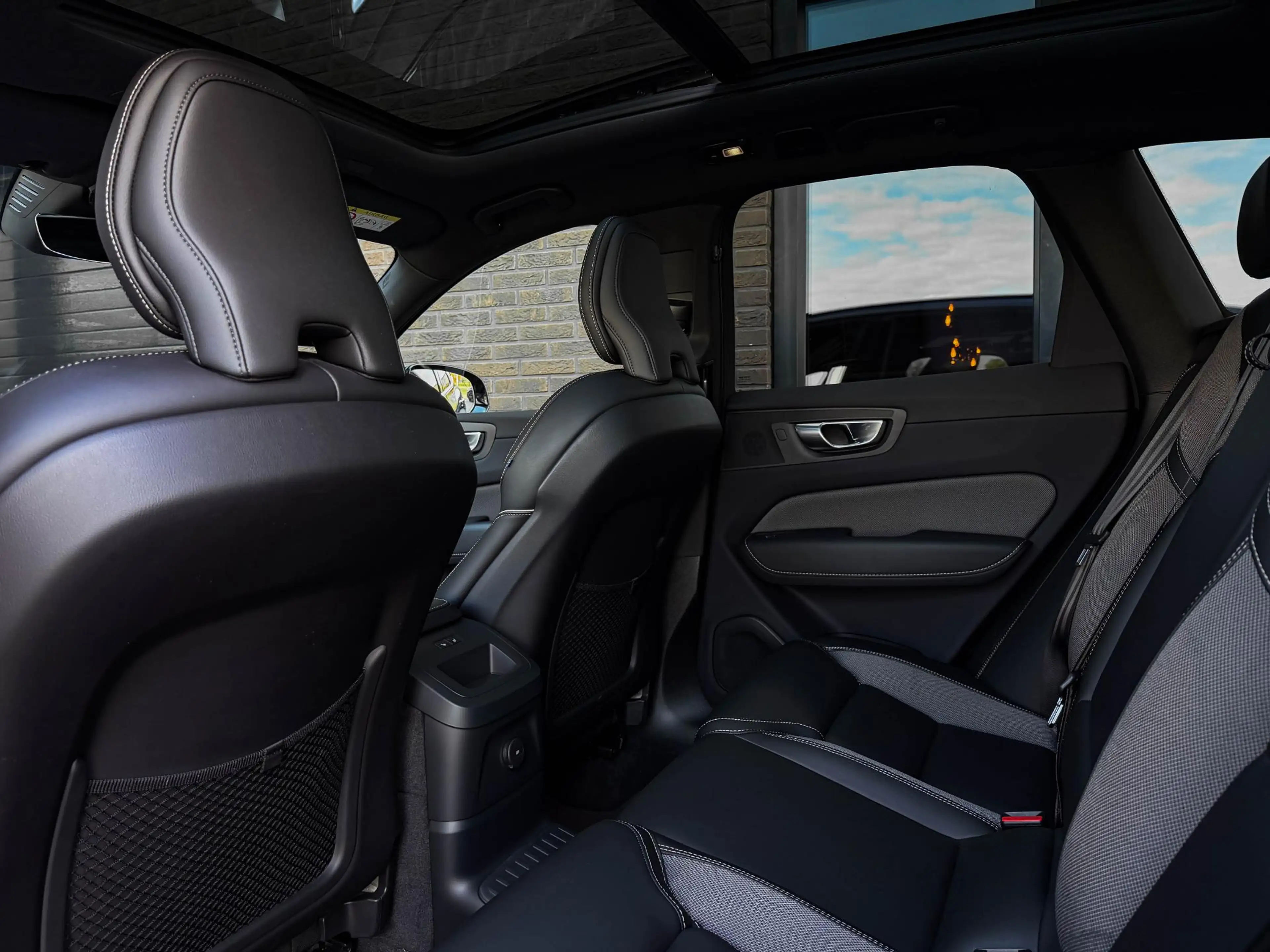 Volvo XC60 2.0 T6 PHEV AWD All Black | Pano | 21"| Trekh. | T — photo 37
