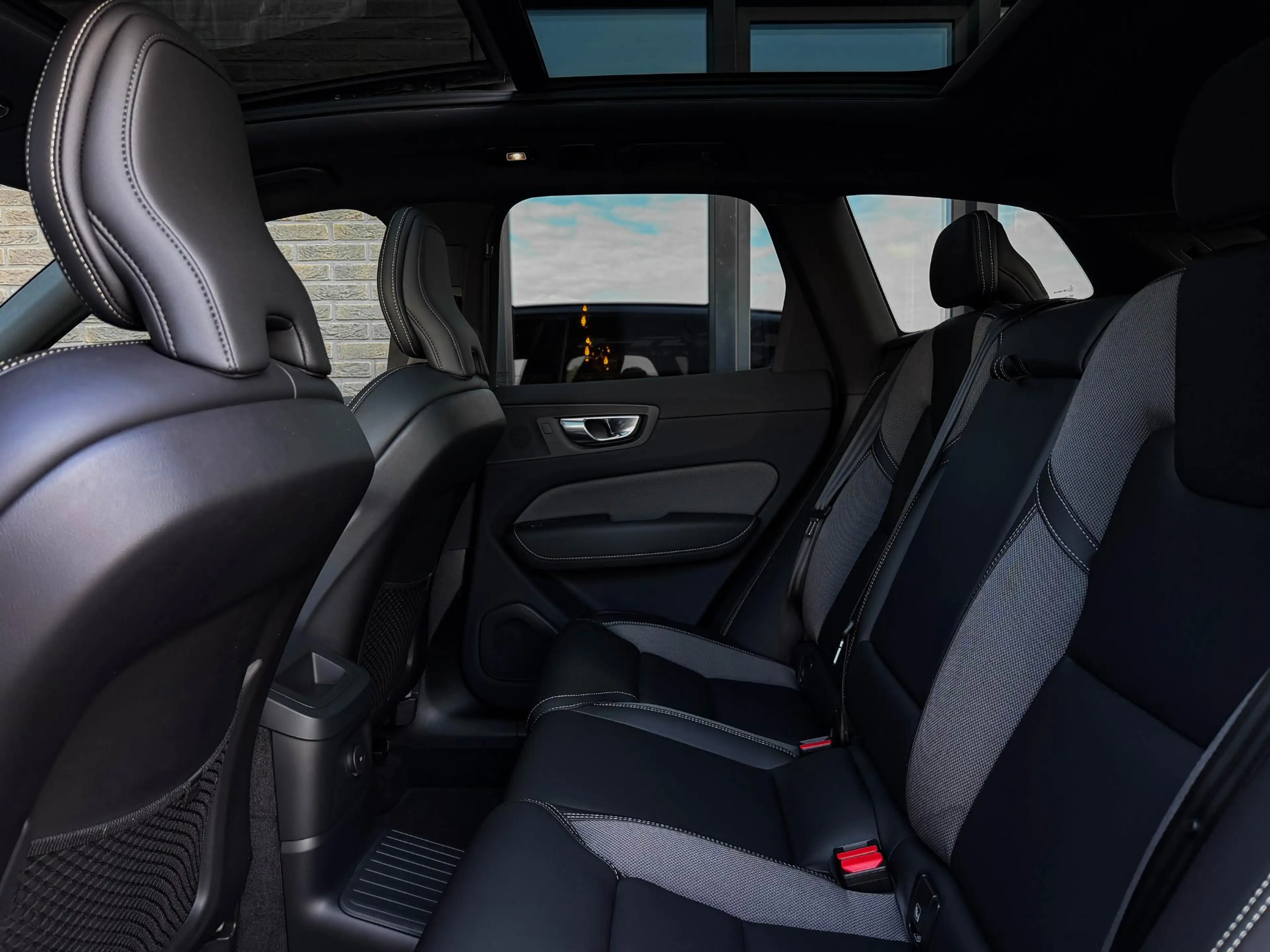 Volvo XC60 2.0 T6 PHEV AWD All Black | Pano | 21"| Trekh. | T — photo 36