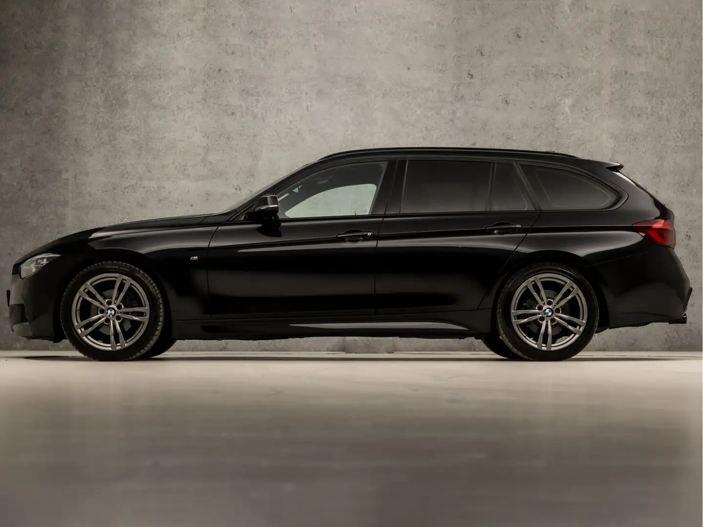 BMW 320 3-serie Touring 320i M Sport Shadow 184Pk Automaat Zwart - 2