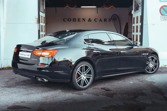 Maserati Quattroporte view 11