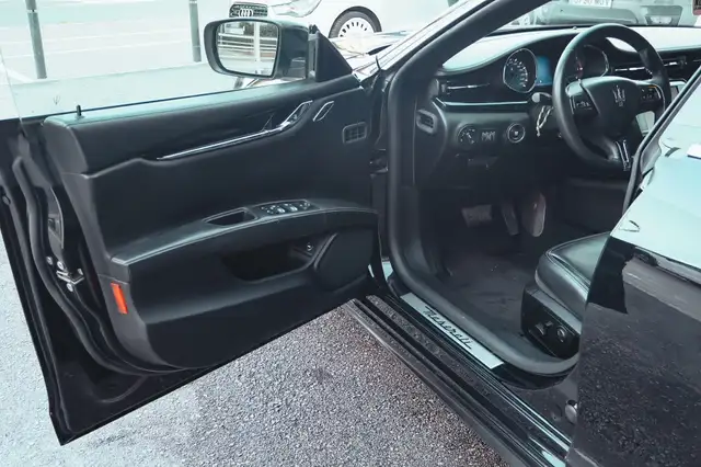 Maserati Quattroporte view 15